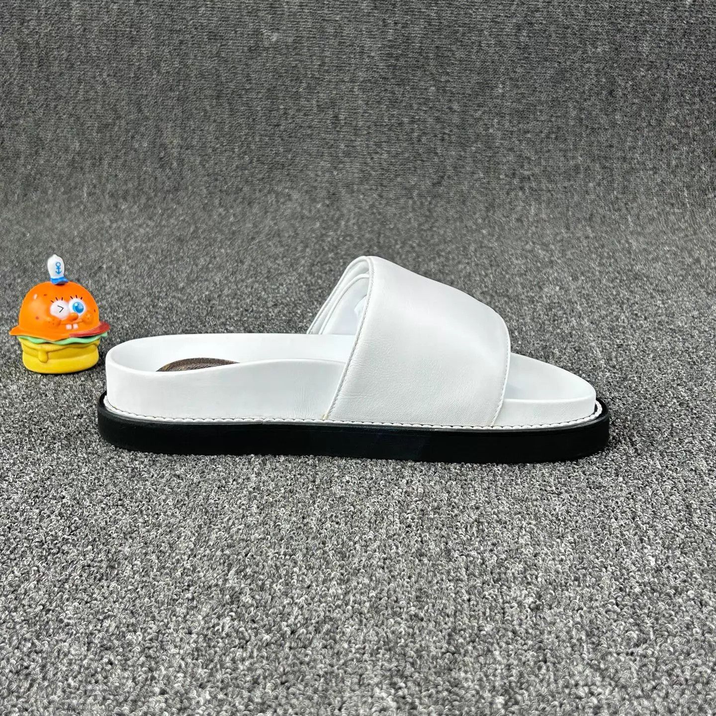 Louis Vuitton Louis Vuitton White Slippers 37 HB6839 Size US 6.5 / IT 36.5 - 4 Thumbnail