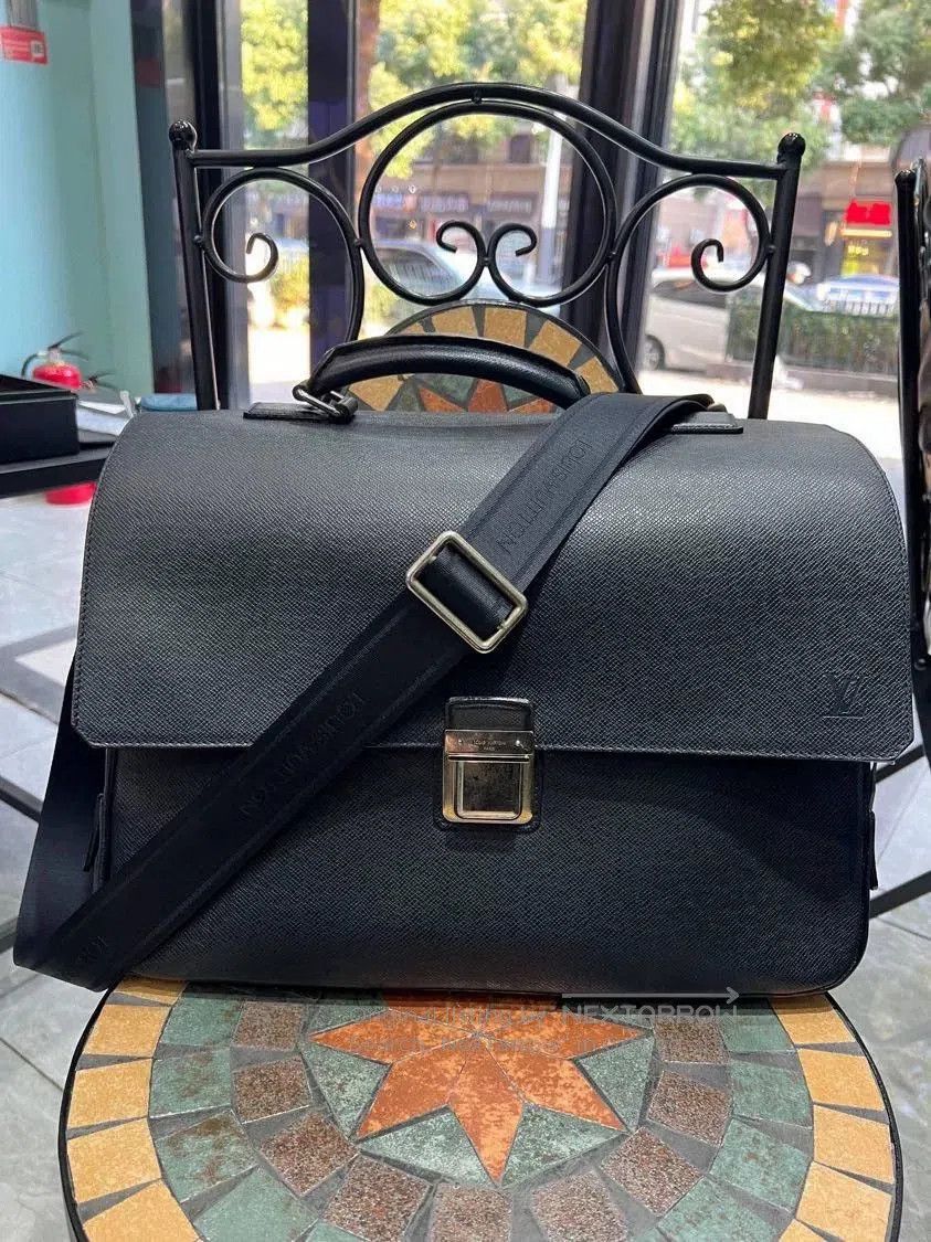 Louis Vuitton LV Full Leather Briefcase Crossbody Handbag. Size ONE SIZE - 1 Thumbnail