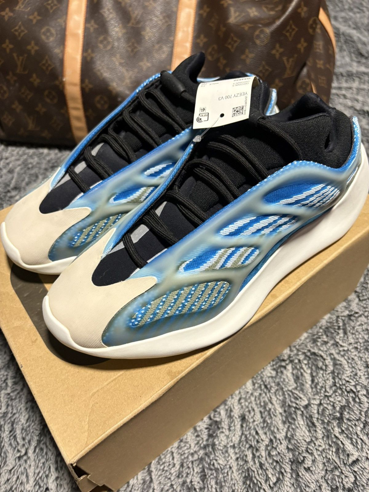 Yeezy Adidas Yeezy 700 V3 “Azareth” Size 8 Size US 8 / EU 41 - 9 Thumbnail
