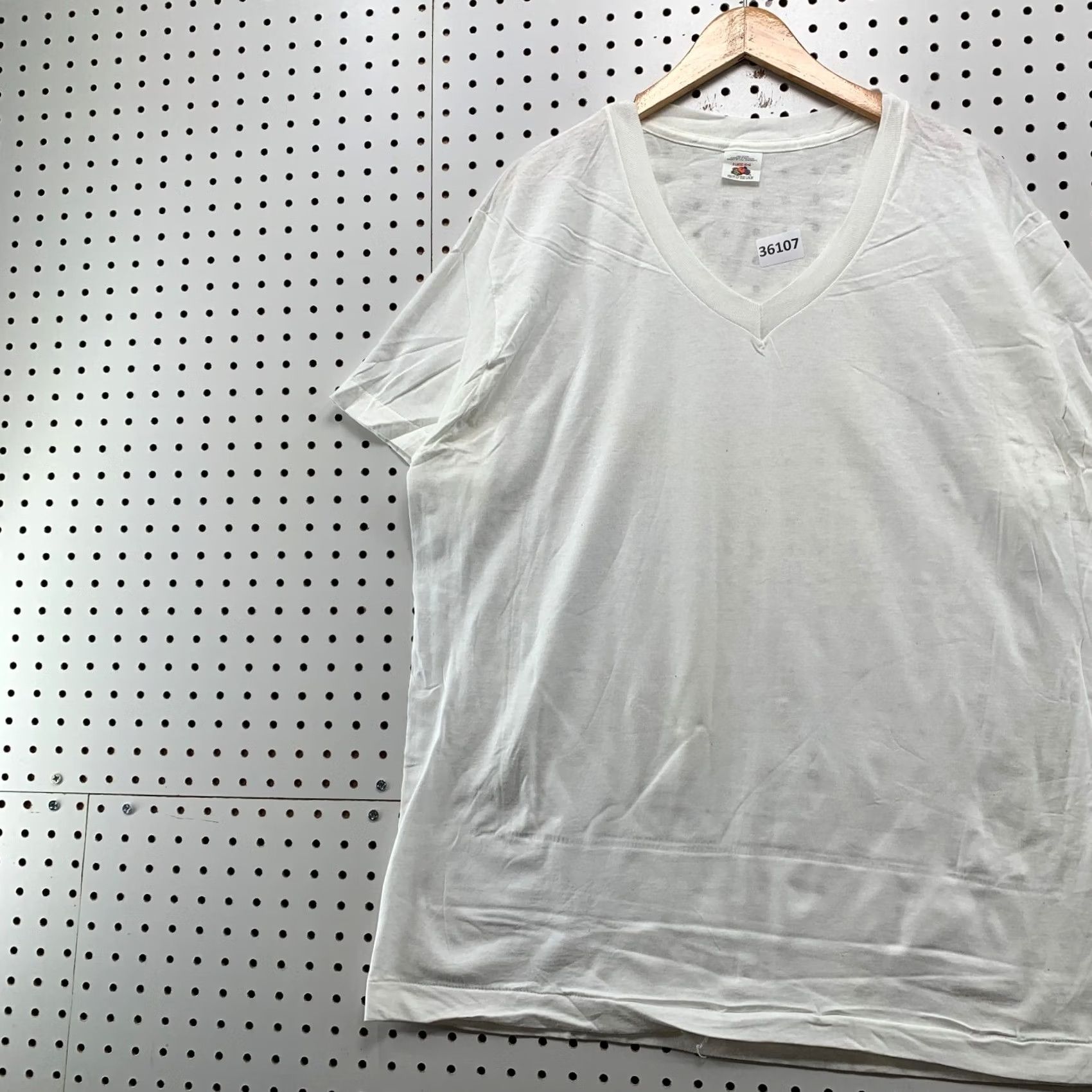 Fruit Of The Loom VINTAGE Fruit Of The Loom V Neck White Shirt Mens XL Single Stitch USA 24.5x31 Size US XL / EU 56 / 4 - 3 Thumbnail