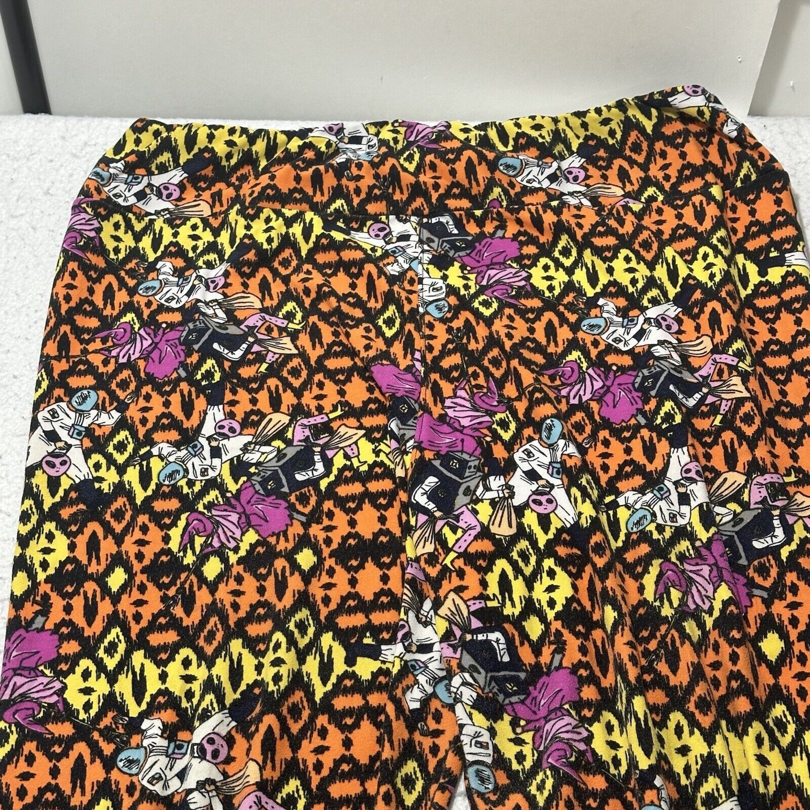 Other LuLaRoe TC2 18-26 Halloween Trick or Treat Pattern Leggings Size 42" / US 20 - 2 Thumbnail