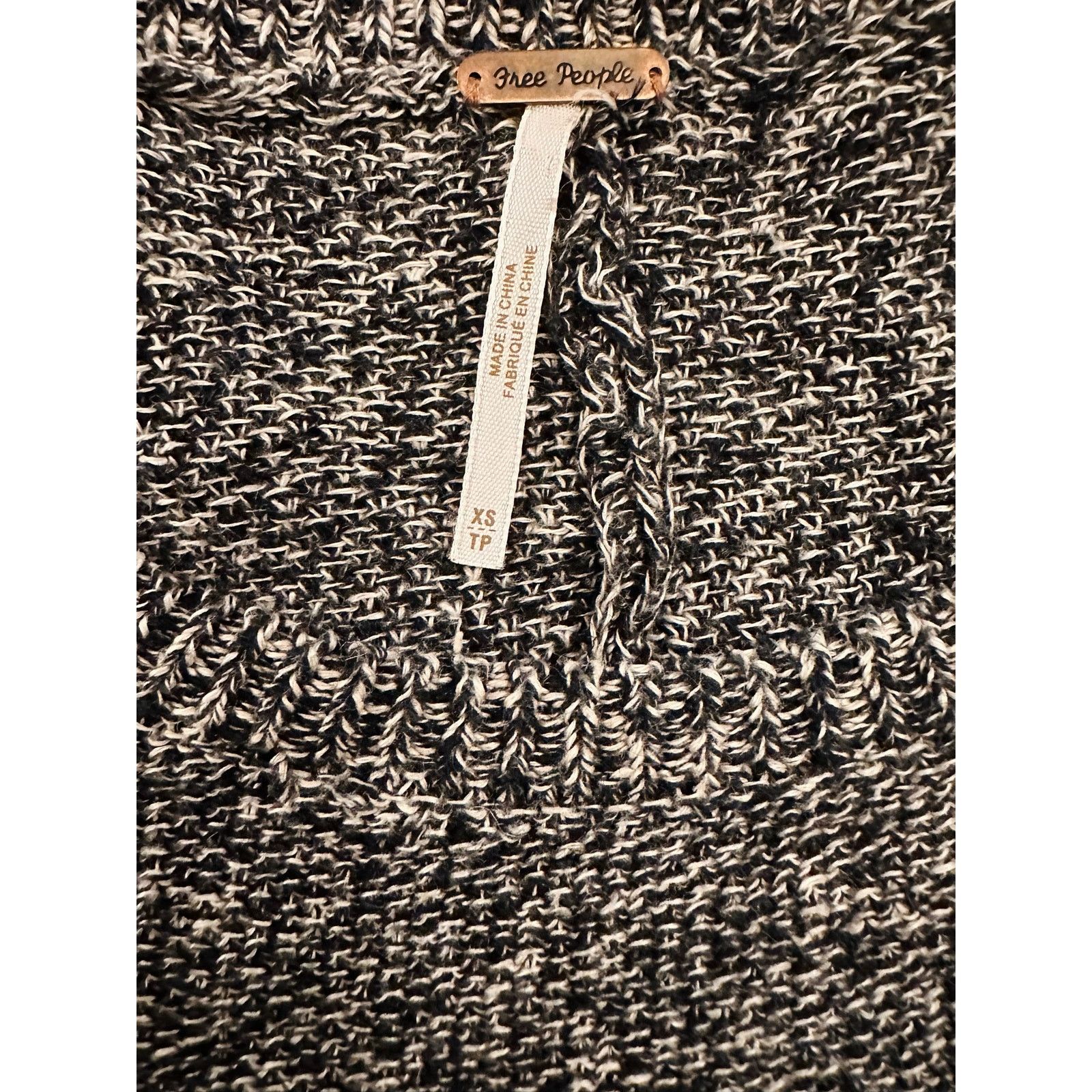 Free People EUC Free People Oversized Black White Crop Sweater XS Size XS / US 0-2 / IT 36-38 - 5 Thumbnail