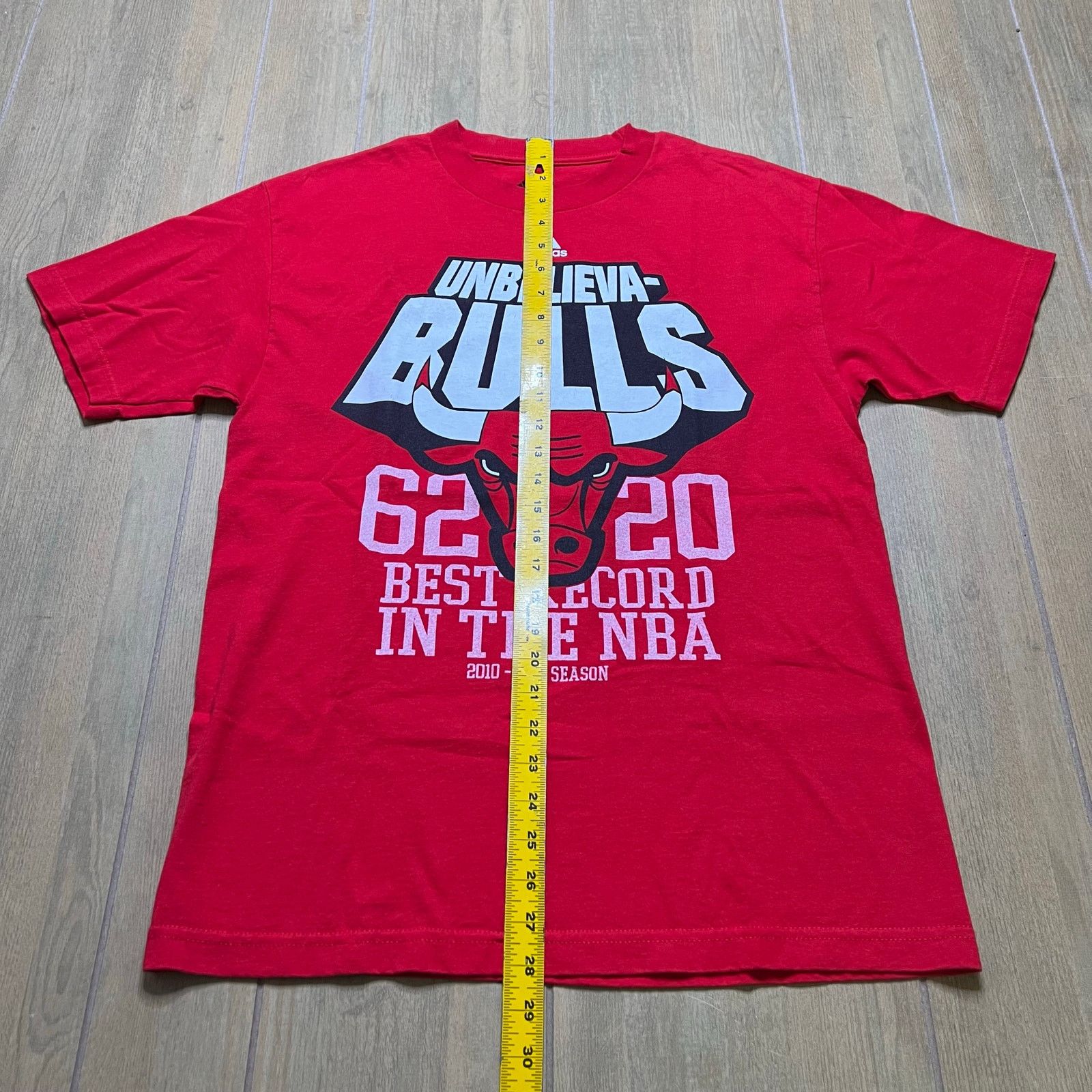 Adidas Vintage Adidas Chicago Bulls Y2K Red T-Shirt Sz Medium Size US M / EU 48-50 / 2 - 6 Thumbnail