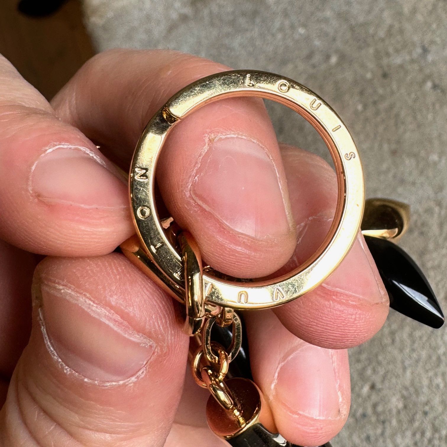 Louis Vuitton アクリルチャーム ブラック/ゴールド Louis Vuitton Gold Black LV Twist Key Holder Bag Charm