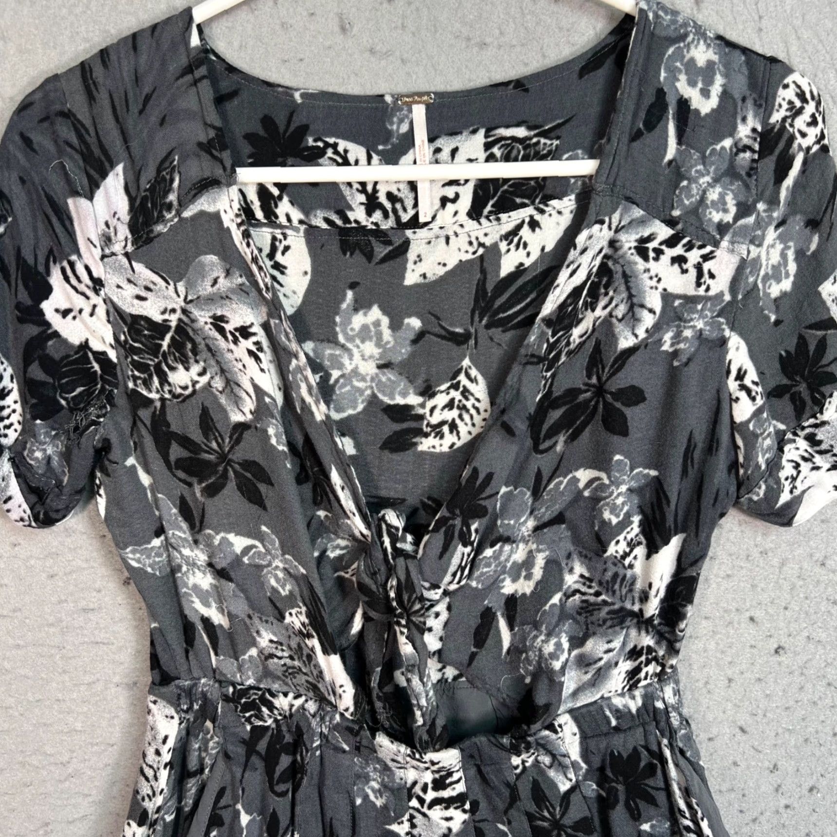 Free People Free People Dress Shirt Womens Small Grey Floral V-Neck A-Line Short Sleeve 2 8/10 Spring Summer Women’s Size 26" / US 2 / IT 38 - 5 Thumbnail