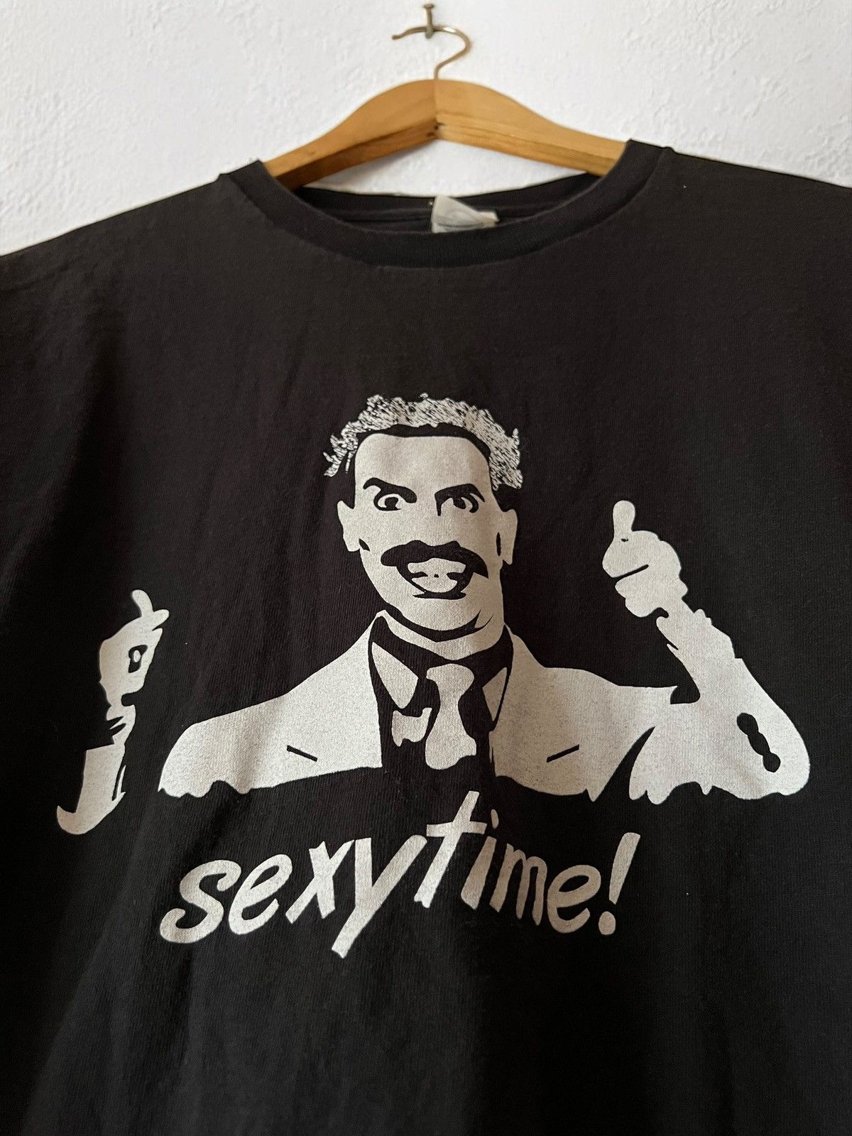 Band Tees × Vintage BORAT MOVIE “SEXYTIME!” 2006 VINTAGE TEE T SHIRT COMEDY Y2k Size US L / EU 52-54 / 3 - 4 Thumbnail