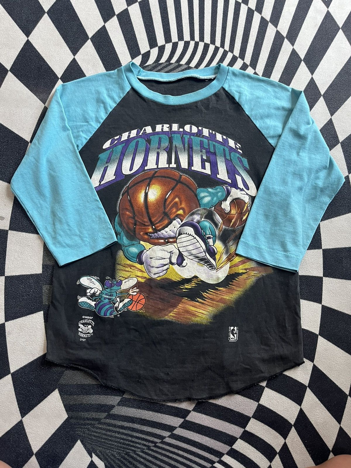 NBA Vintage CHARLOTTE HORNETS NBA 90’s Artwork Tshirt Size US M / EU 48-50 / 2 - 1 Thumbnail