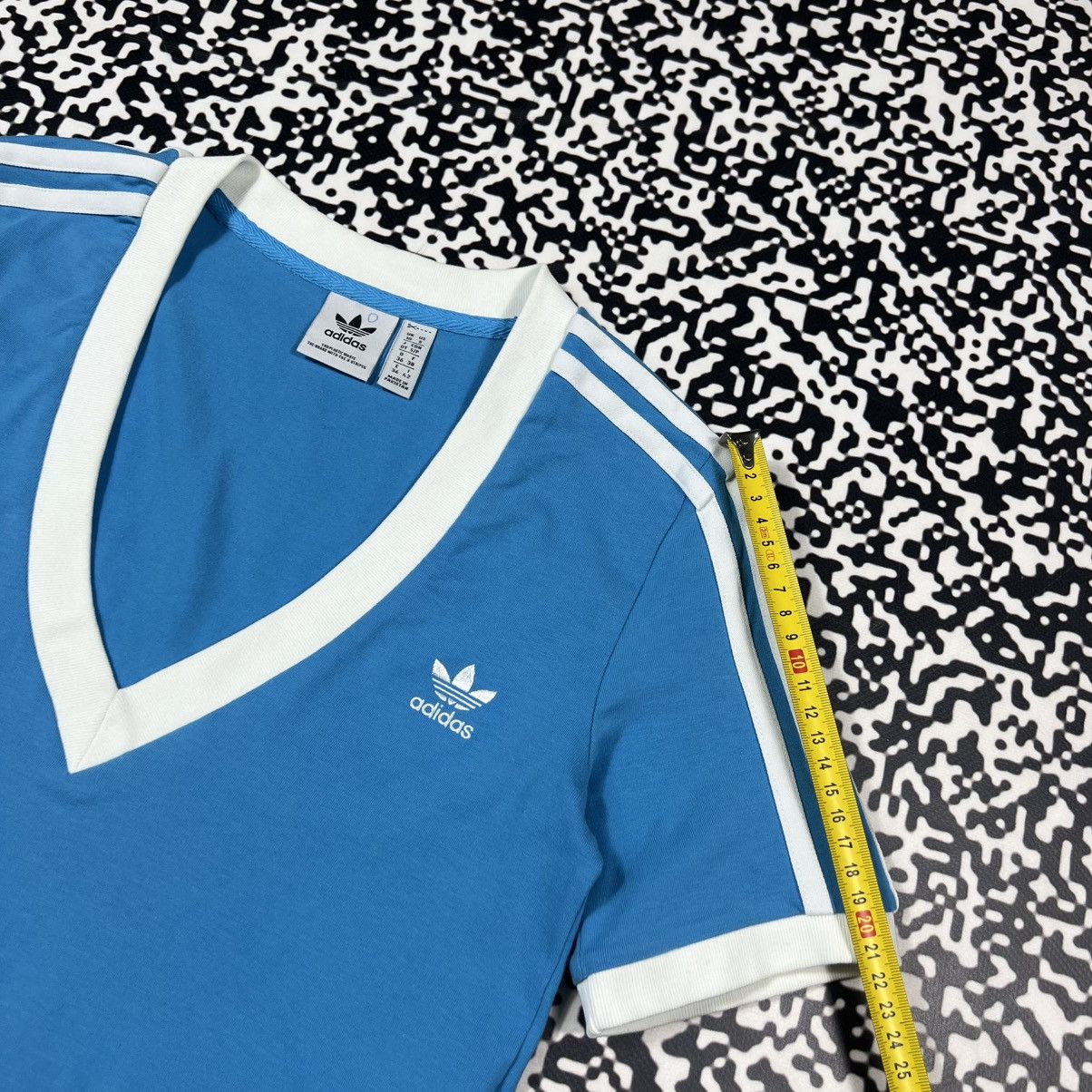 Adidas Vintage Y2K Adidas Retro V Neck Cropped T-shirt 90s Style Size S / US 4 / IT 40 - 14 Thumbnail