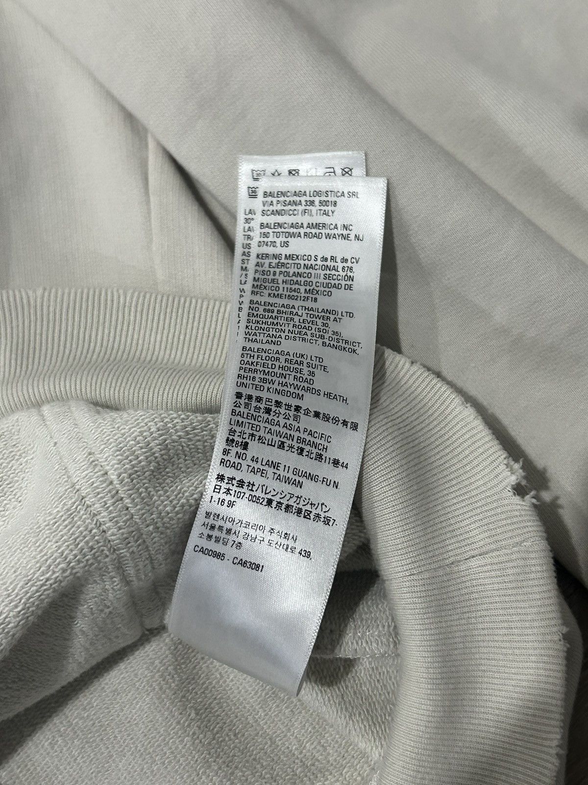 Balenciaga Cancelled Balenciaga Be Different Apple Logo Hoodie Size US XL / EU 56 / 4 - 8 Thumbnail