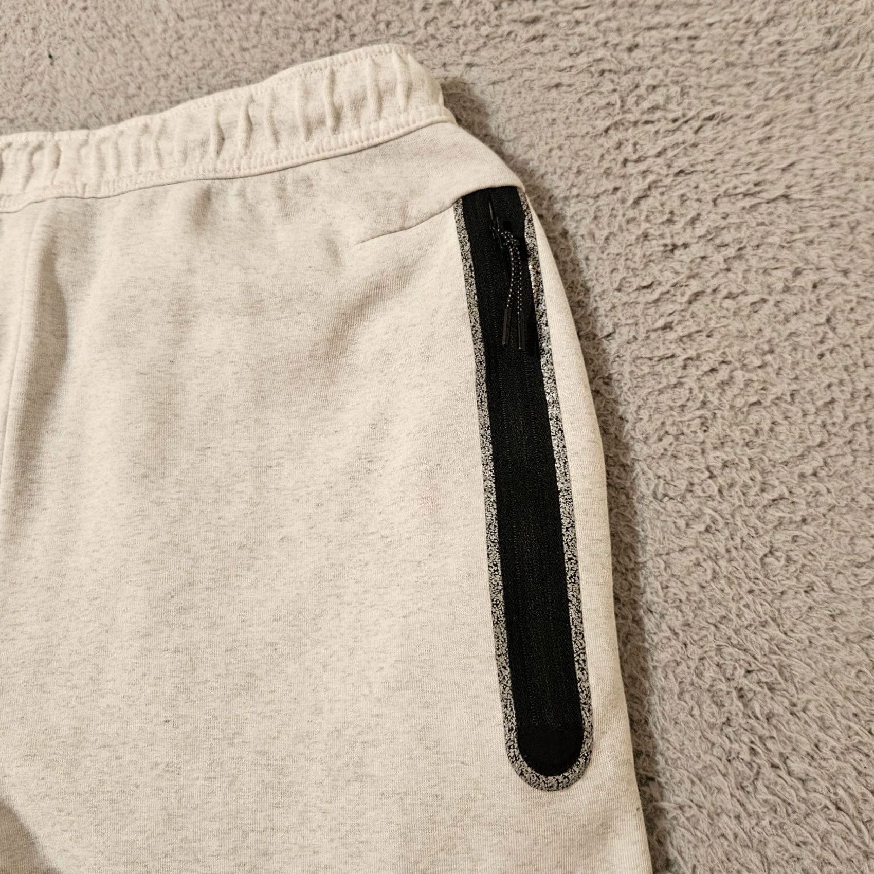 Nike Nike Tech Fleece Joggers DD4706-100 Gray Heather Men L Pants Regular Gray Jogger 31 Inseam 26.5 In Size Large Mens Size US 33 - 4 Thumbnail