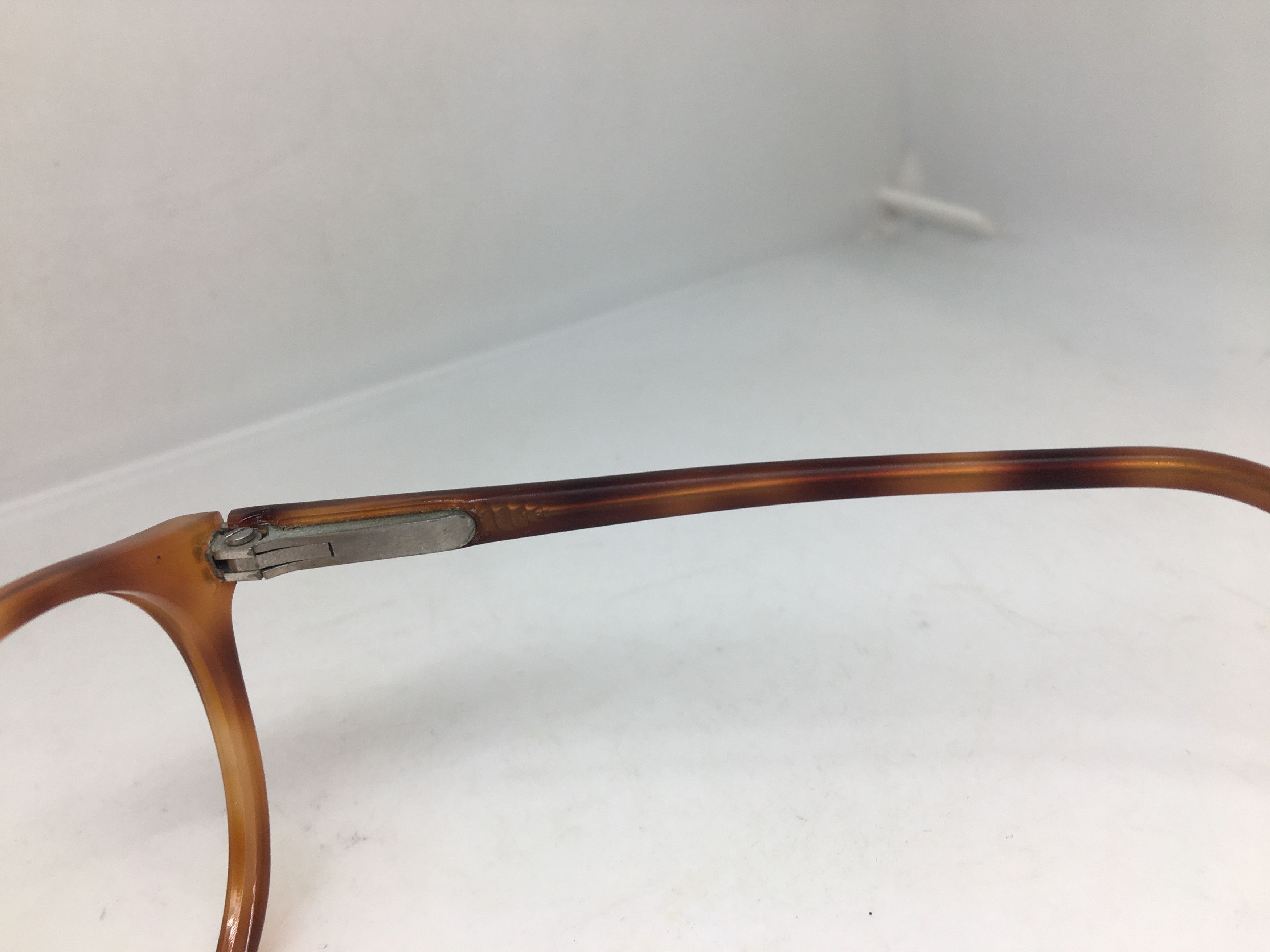 Vintage Vintage Tortoise Keyhole ARISTOCRAT Eyeglasses Frame Size ONE SIZE - 4 Thumbnail