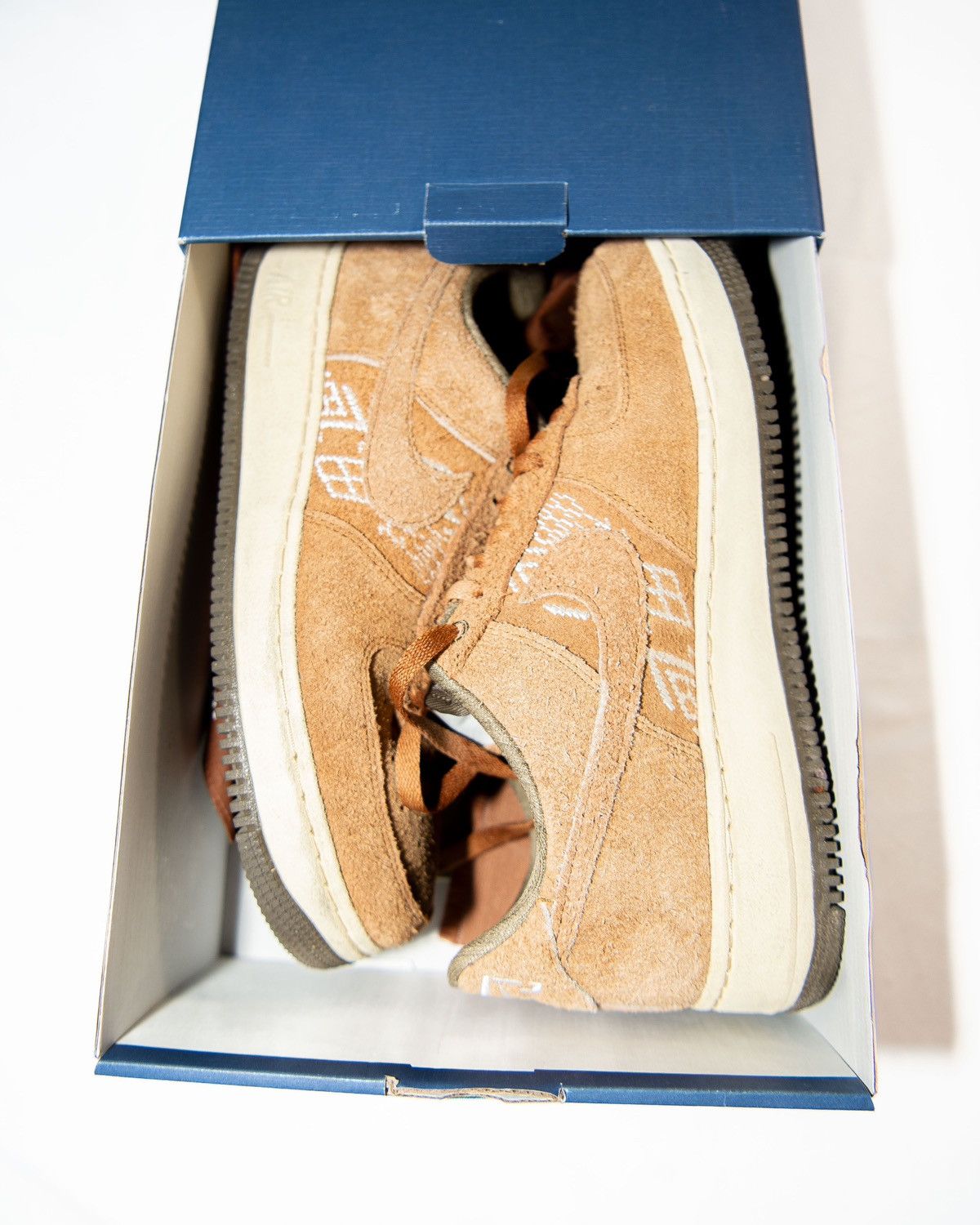 Nike Nike Air Force 1 Low ‘07 PRM NAI-KE Brown Size US 10 / EU 43 - 1 Thumbnail
