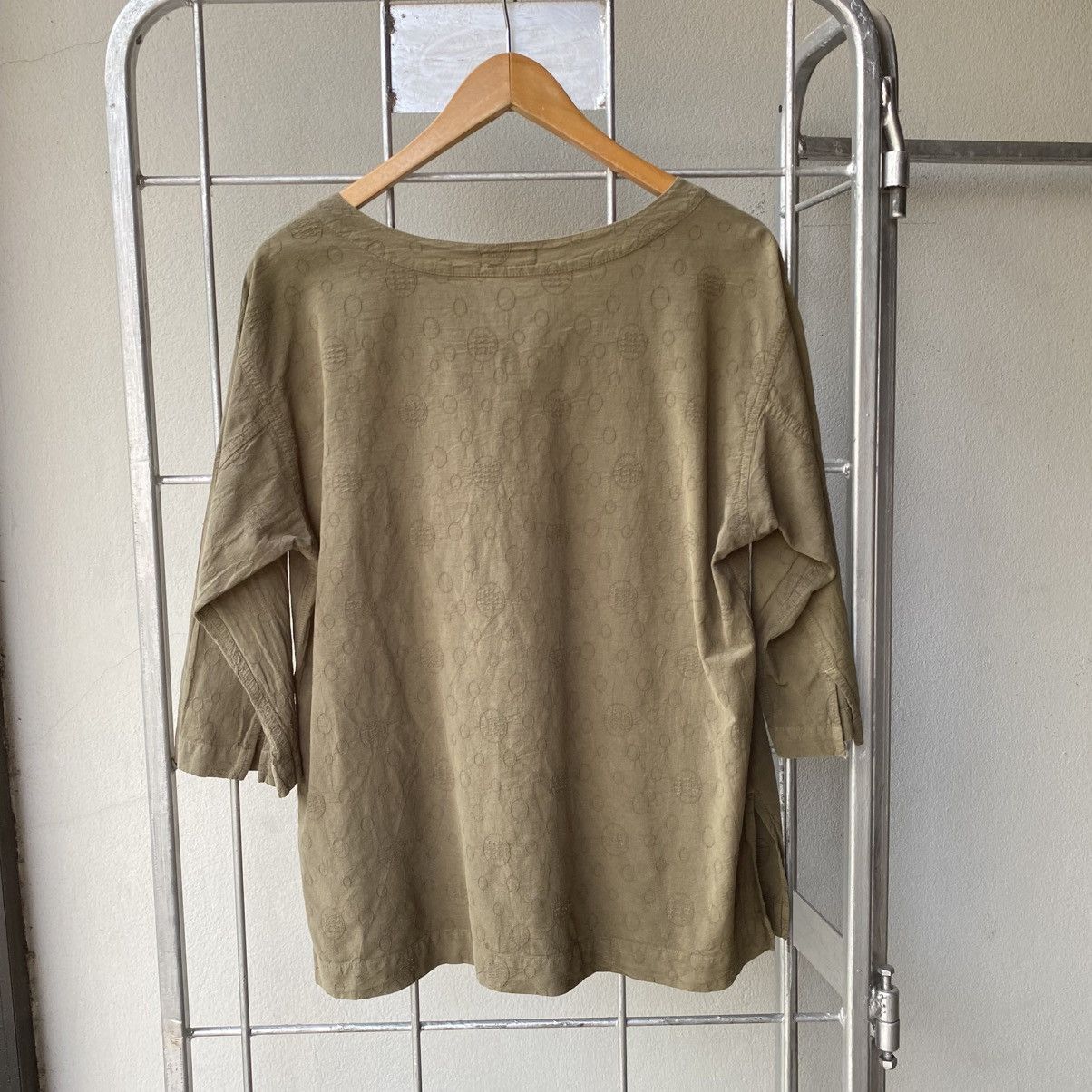 Issey Miyake Plantation Khaki V-Neck 3/4 Sleeve Blouse with Subtle Print Size M / US 6-8 / IT 42-44 - 2 Thumbnail