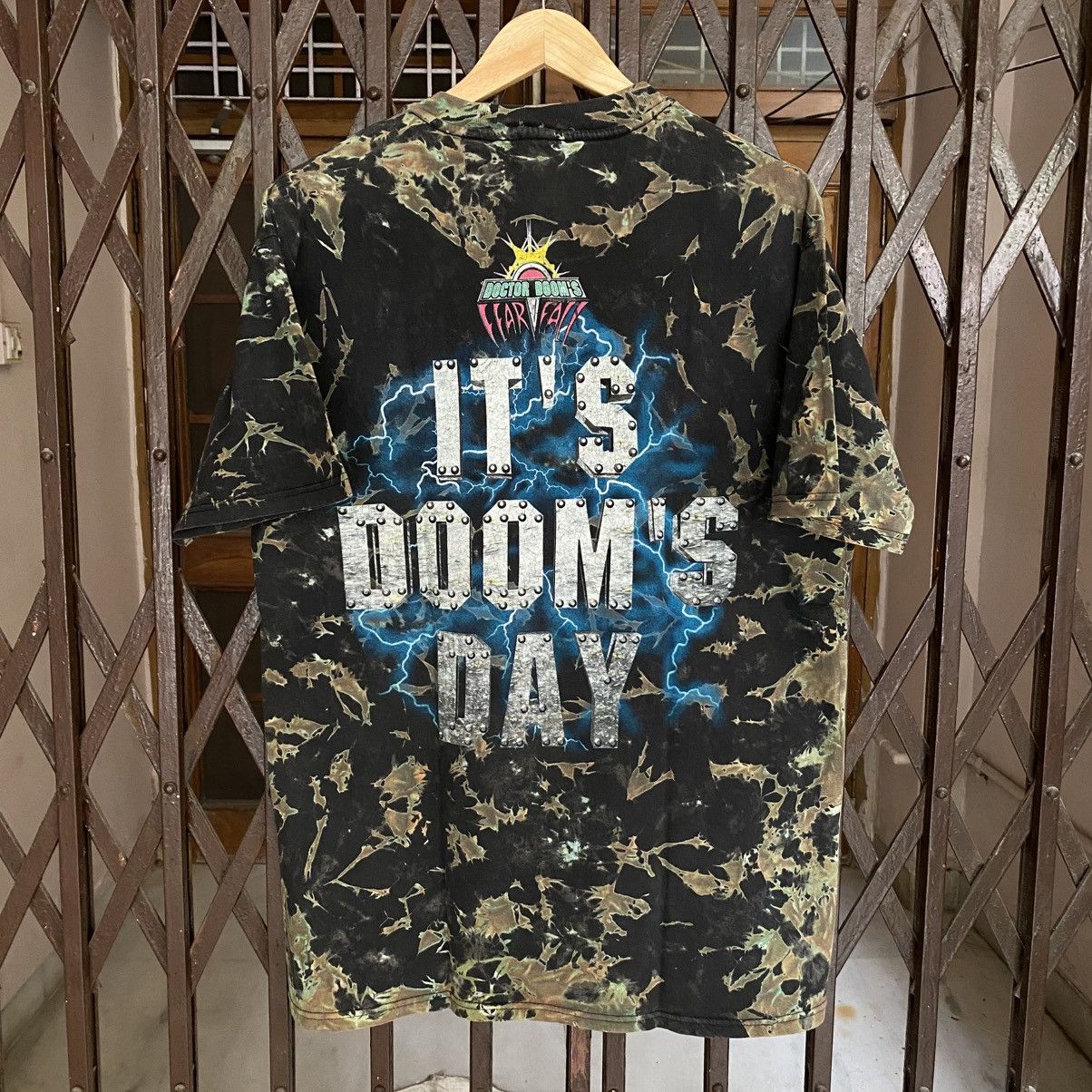 Marvel Comics Vintage 1999 Marvel Doctor Doom Universal Studio AOP T shirt Size US M / EU 48-50 / 2 - 3 Thumbnail