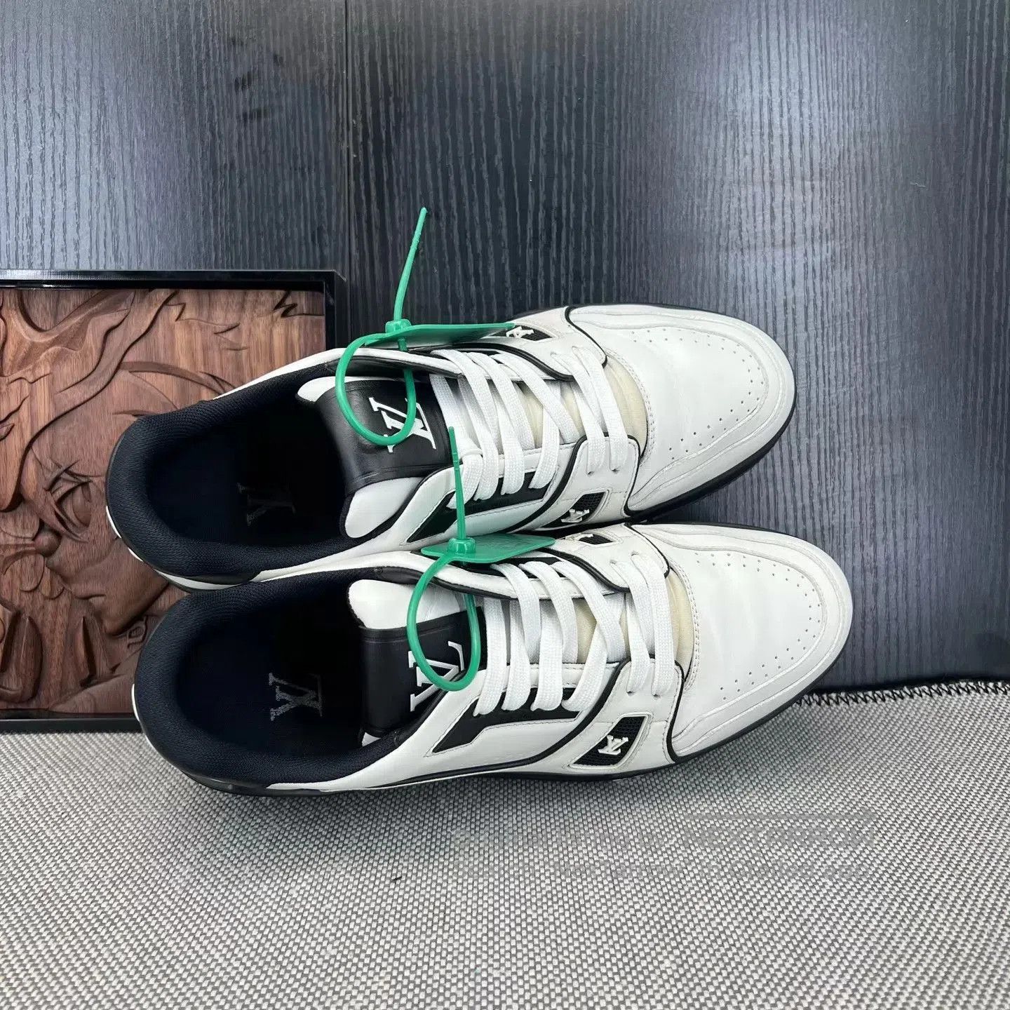 Louis Vuitton White Low-Top Sneakers with Colorful Laces. Size US 7 / EU 40 - 8 Thumbnail