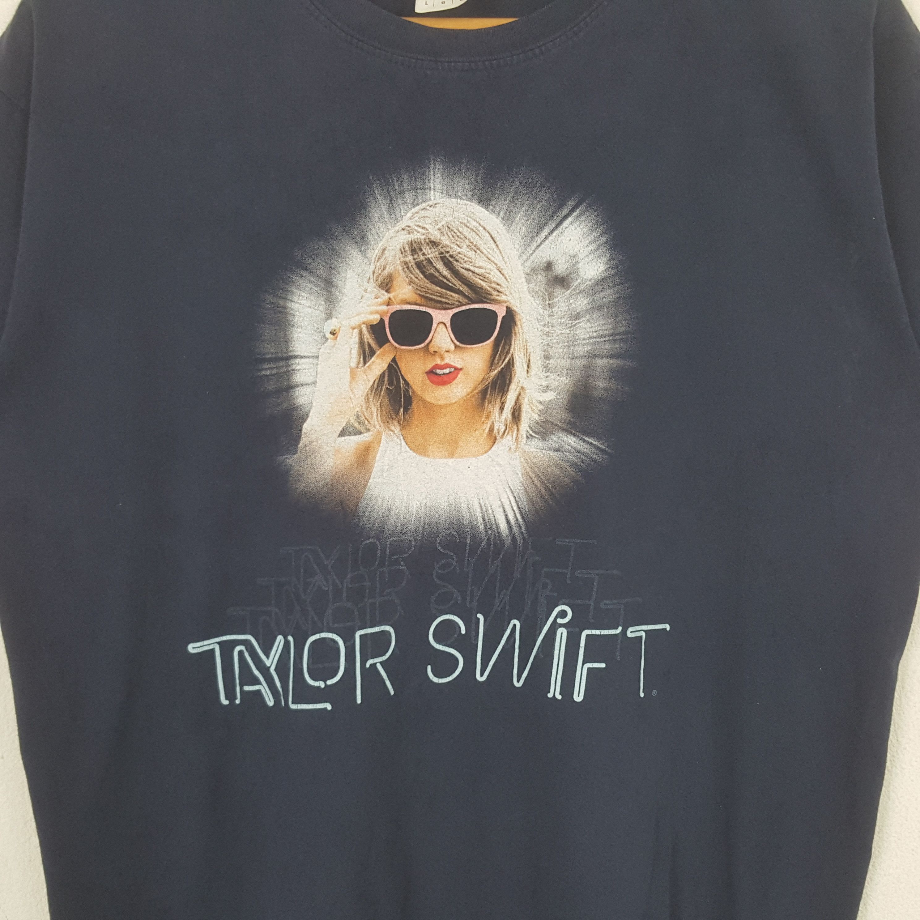 Band Tees Vintage Taylor Swift American Singer Tour Tshirt RR27 Size US M / EU 48-50 / 2 - 2 Thumbnail