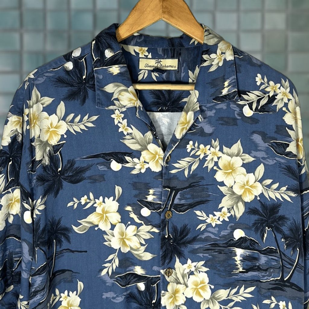 Tommy Bahama Tommy Bahama Camp Shirt Short Sleeve Button-Up Silk Hawaiian Blue L Large Mens Size US L / EU 52-54 / 3 - 1 Thumbnail