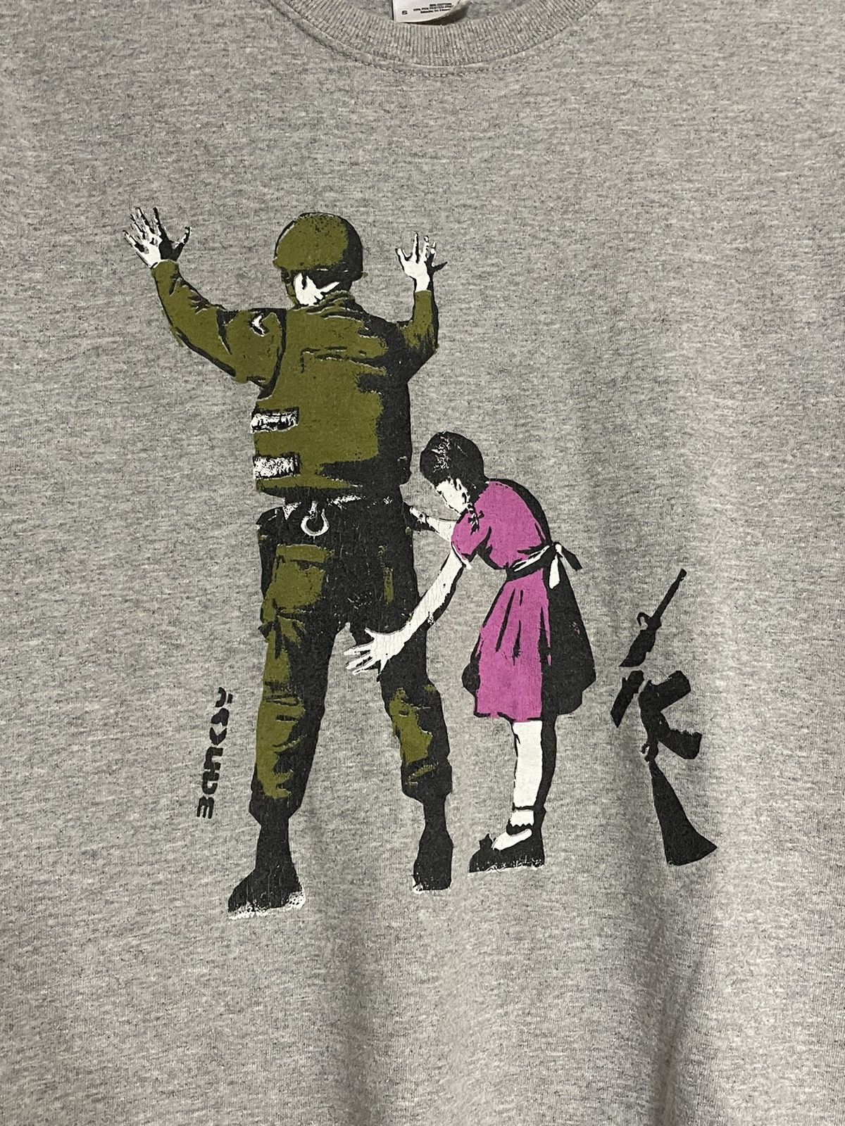 Gildan Vintage Banksy Girl and Soldier tee Size US S / EU 44-46 / 1 - 4 Thumbnail