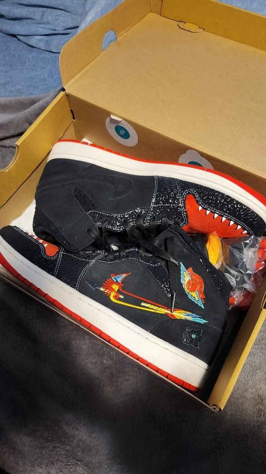 Jordan Brand × Nike Nike Air Jordan 1 Mid Siempre Familia (DN4904-001) Size US 11.5 / EU 44-45 - 9 Thumbnail