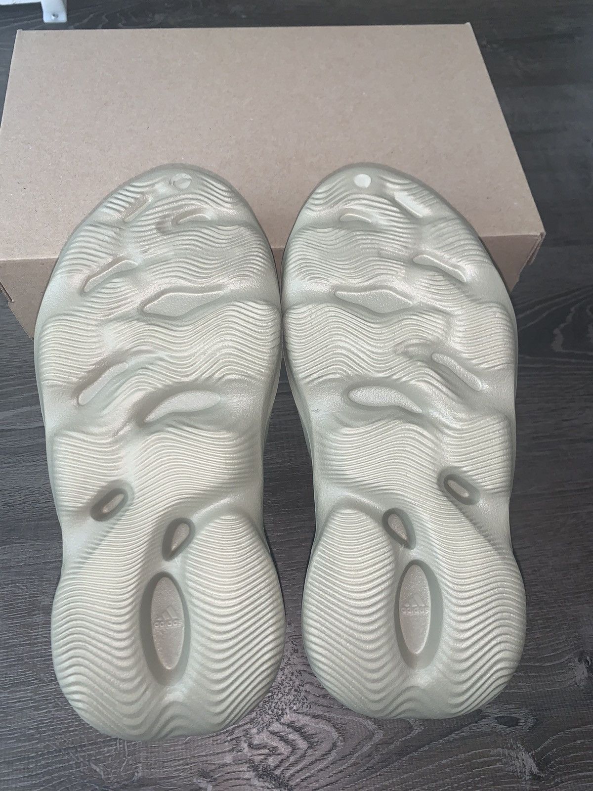 Adidas Yeezy Foamrunner Stone Salt Size 10M Size US 10 / EU 43 - 8 Thumbnail