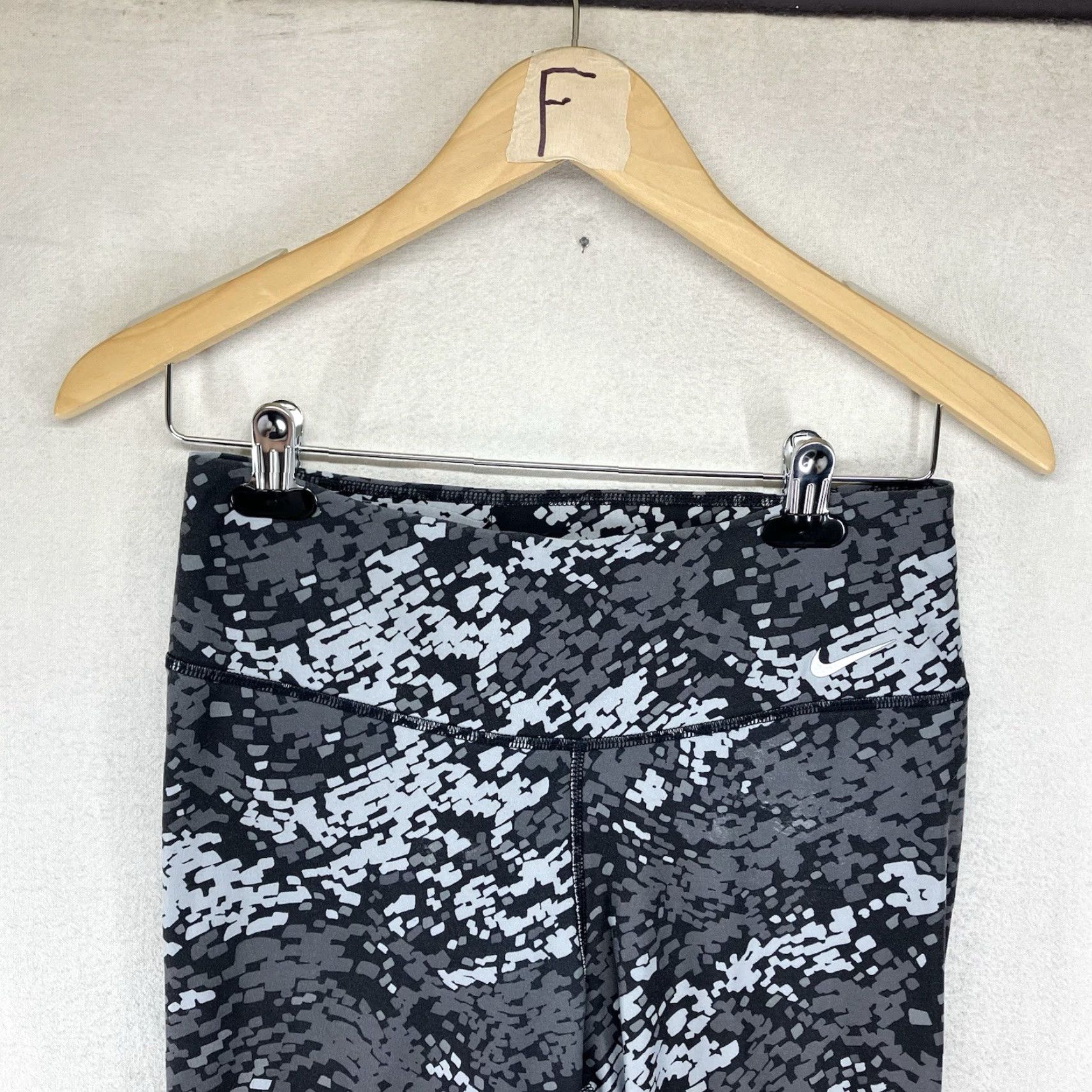 Nike Nike Dri Fit Leggings Women's Small Gray Camouflage Workout One Legend Pant Size 28" / US 6 / IT 42 - 4 Thumbnail