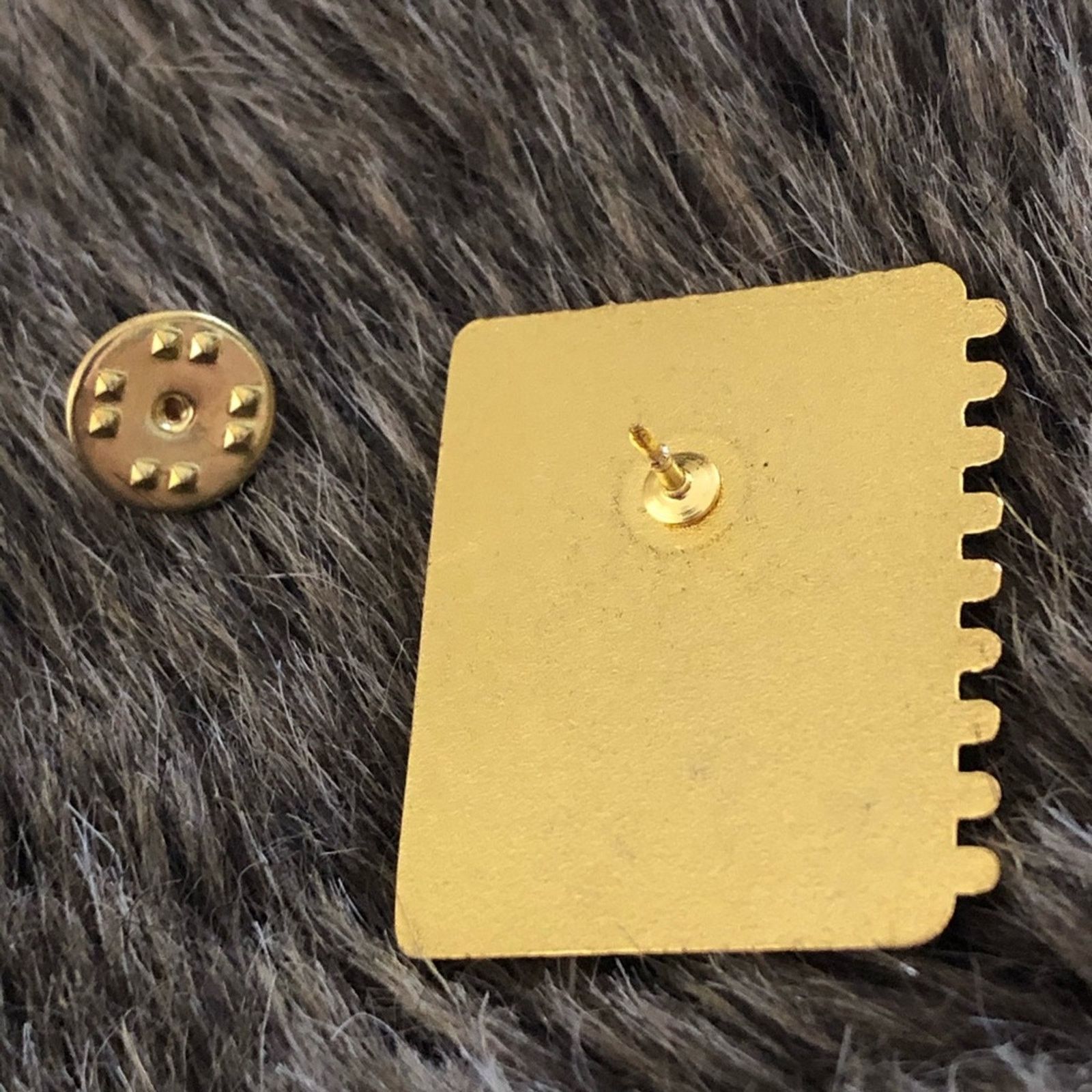 Vintage Vintage gold plated enamel heart notebook pin Size ONE SIZE - 3 Thumbnail