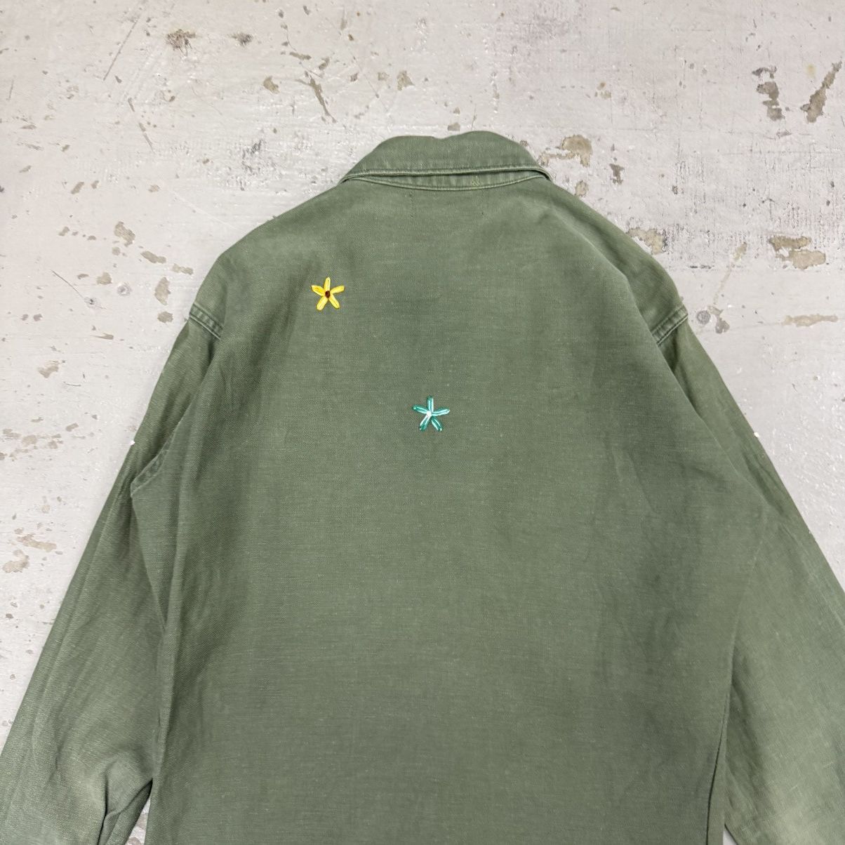 Vintage 1960s Shanana Mil Embroidered Daisy Utility Shirt in Olive Size US M / EU 48-50 / 2 - 16 Thumbnail