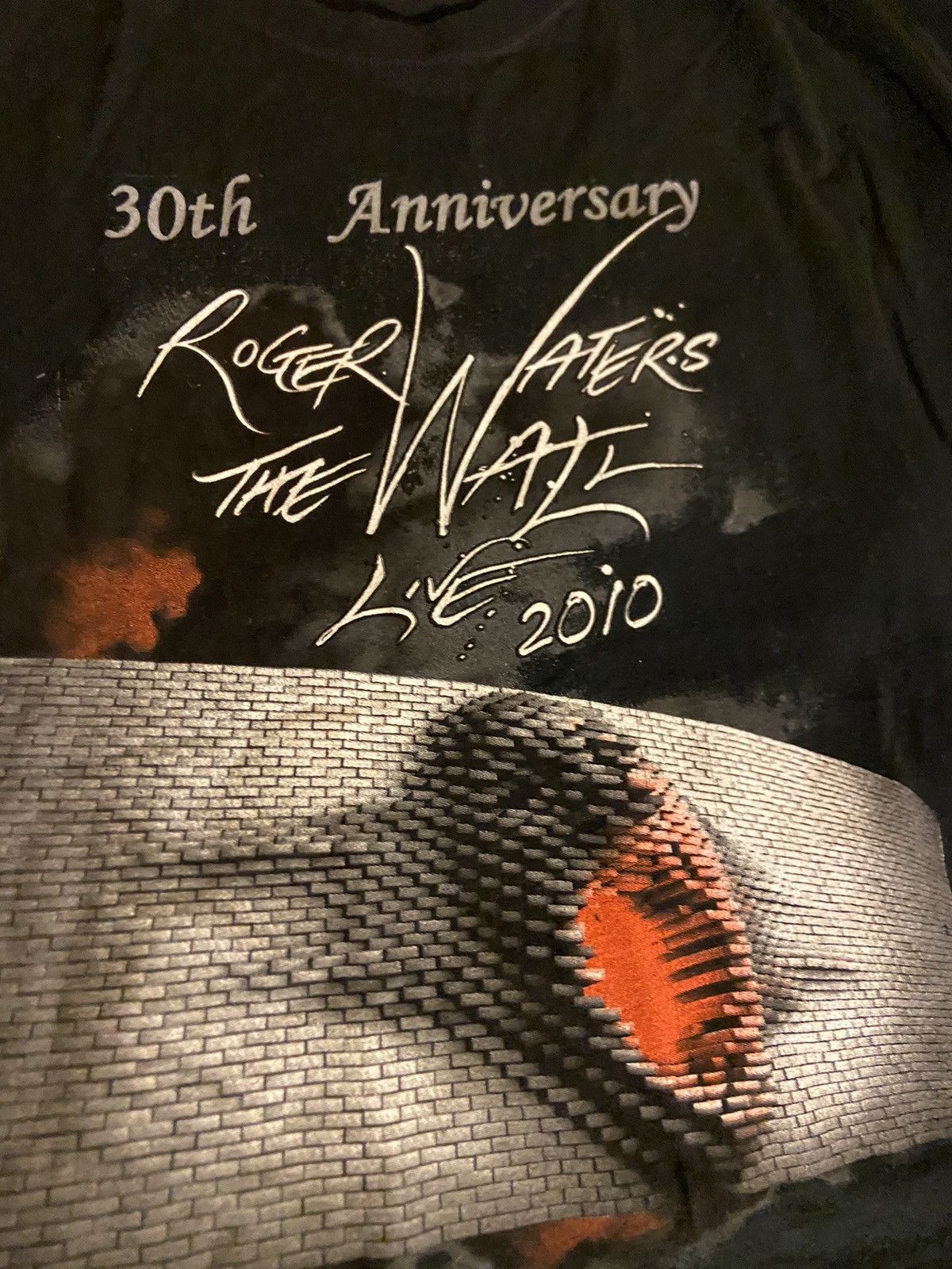 Band Tees × Pink Floyd 2010 Roger Waters The Wall T Pink Floyd size XL Size US XL / EU 56 / 4 - 2 Thumbnail