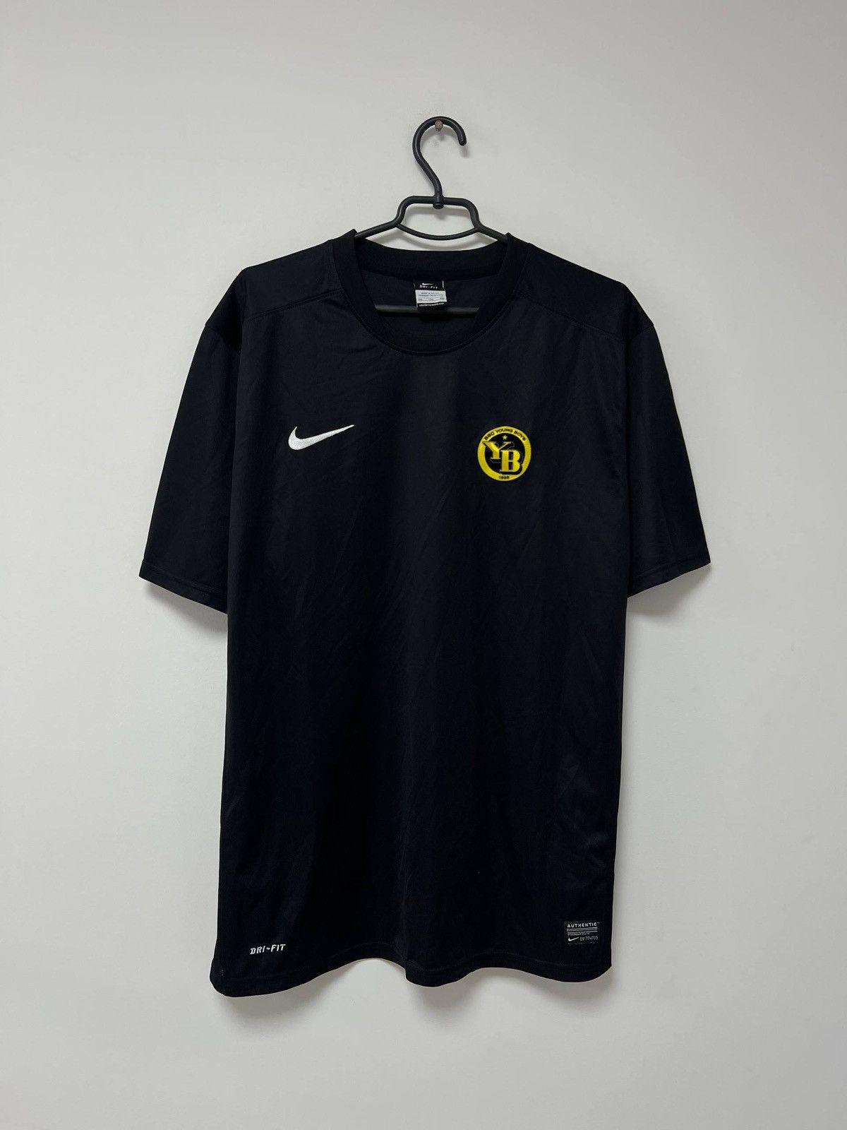 Nike Vintage Young Boys 2010/2011 Jersey Football Shirt Nike XXL Size US XXL / EU 58 / 5 - 2 Thumbnail