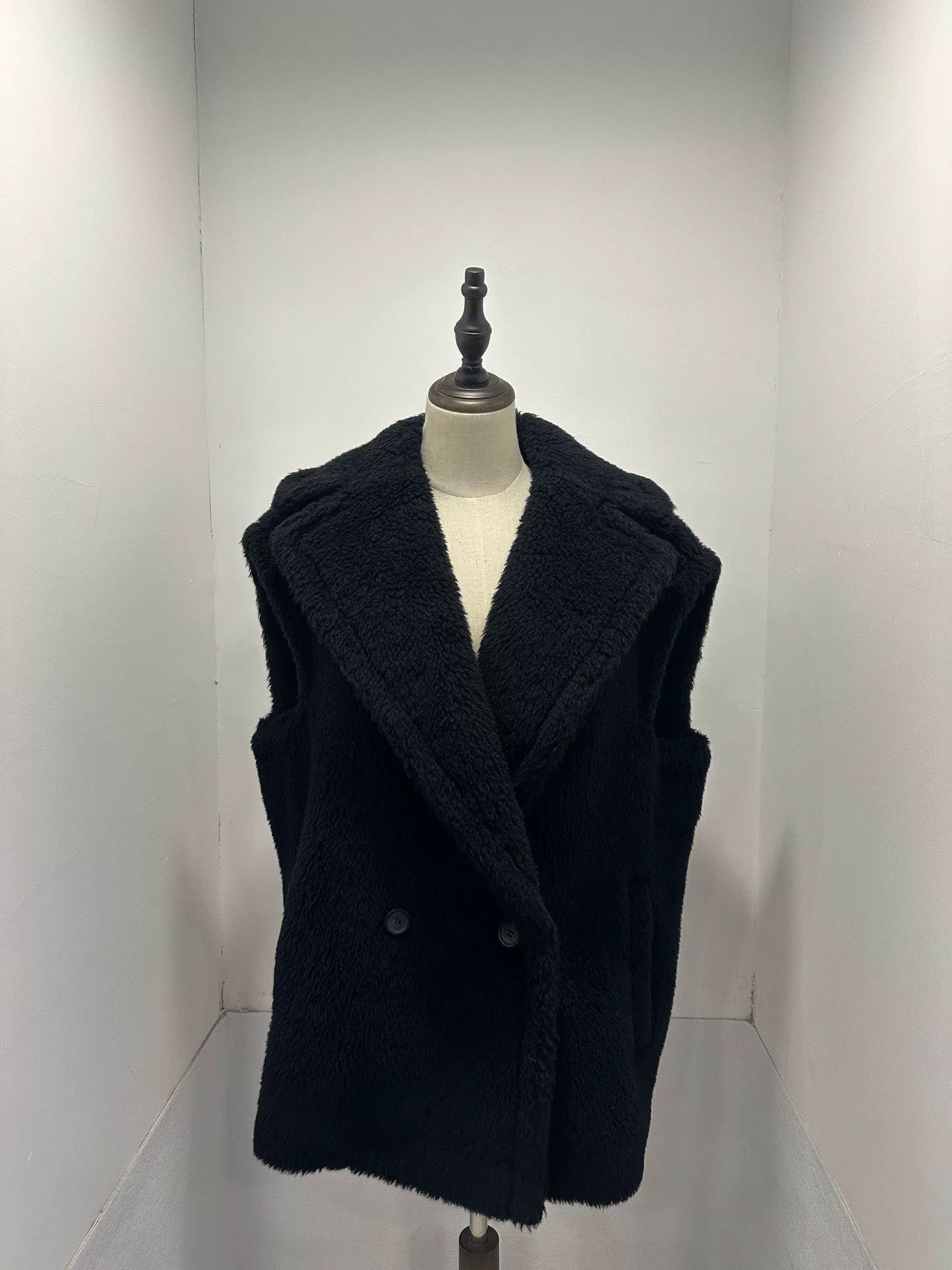 Max Mara Maxmara Black Teddy Sleeveless Vest Size US S / EU 44-46 / 1 - 1 Thumbnail