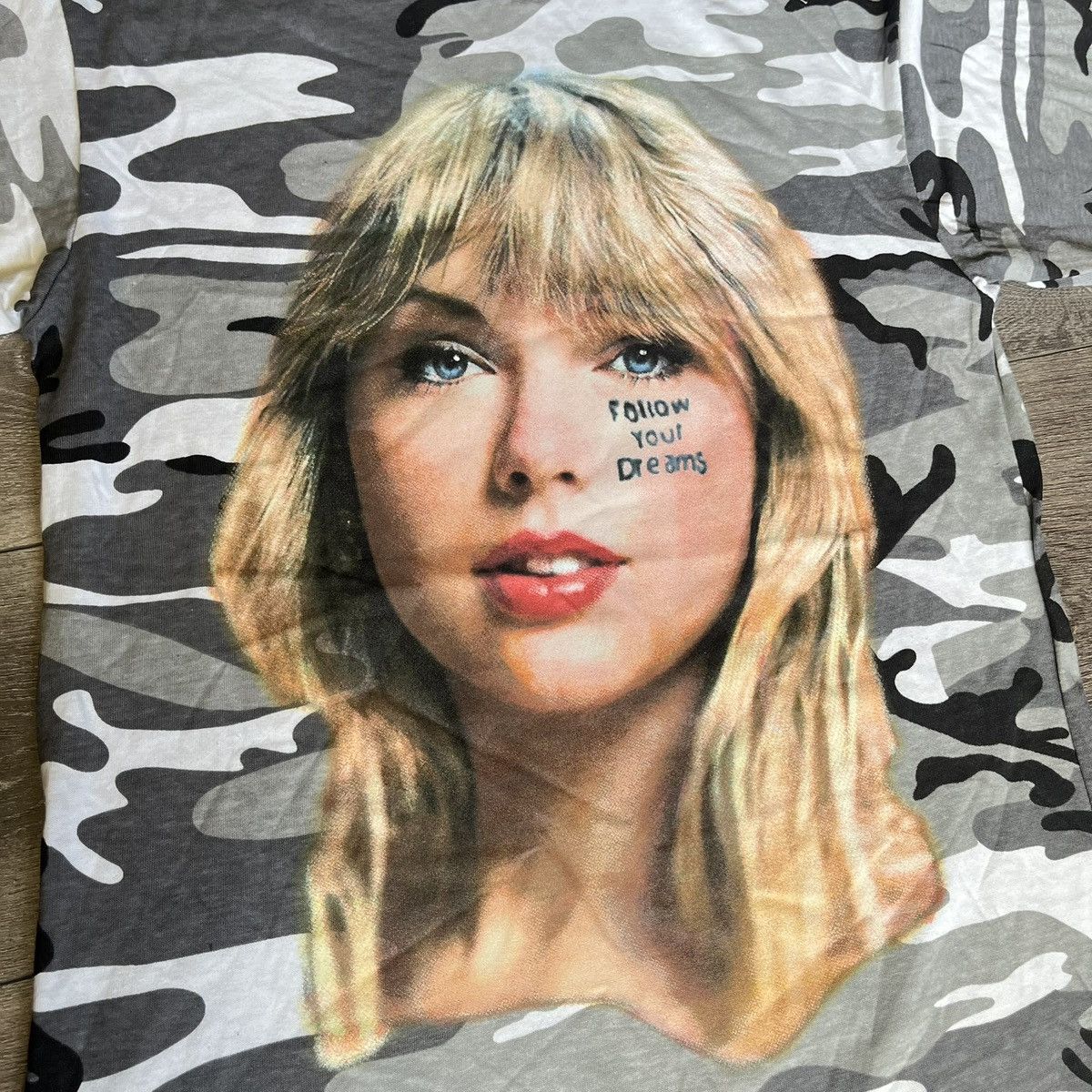 Asspizza × Marcel Zago Marcel Zago Asspizza Camo Gospel Taylor Swift Logo Tee Shirt Size US M / EU 48-50 / 2 - 3 Thumbnail
