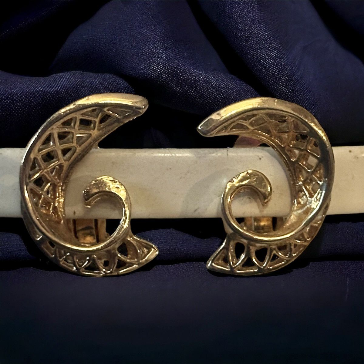 Vintage Vintage swirly filigree crescent clip on earrings Size ONE SIZE - 1 Thumbnail