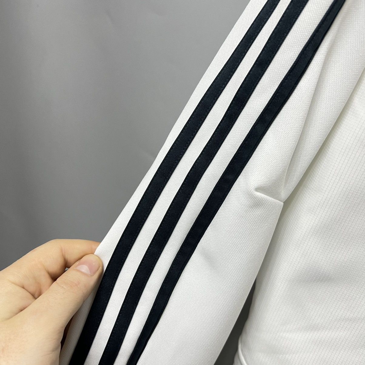 Adidas Adidas F.C Real Madrid Long Sleeve T Shirt sweatshirt white Size US M / EU 48-50 / 2 - 11 Thumbnail