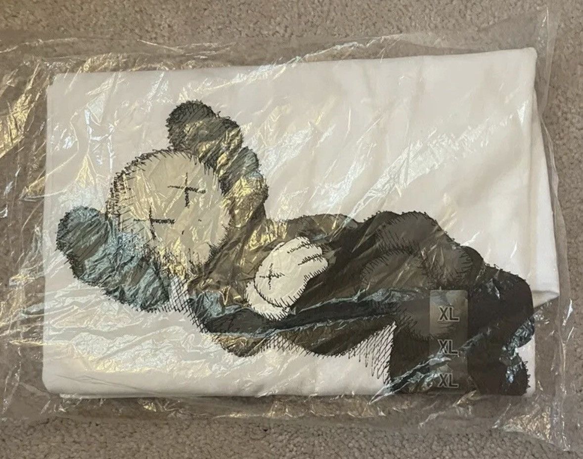 Kaws × Uniqlo KAWS x Uniqlo Collaboration UT Graphic T-shirt size XL Size US L / EU 52-54 / 3 - 1 Thumbnail