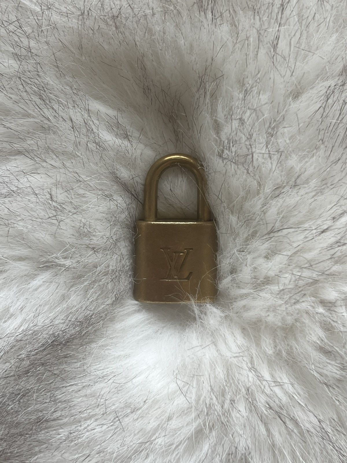 Louis Vuitton Louis Vuitton jewelry | Louis Vuitton engraved brass locket Size ONE SIZE - 1 Thumbnail