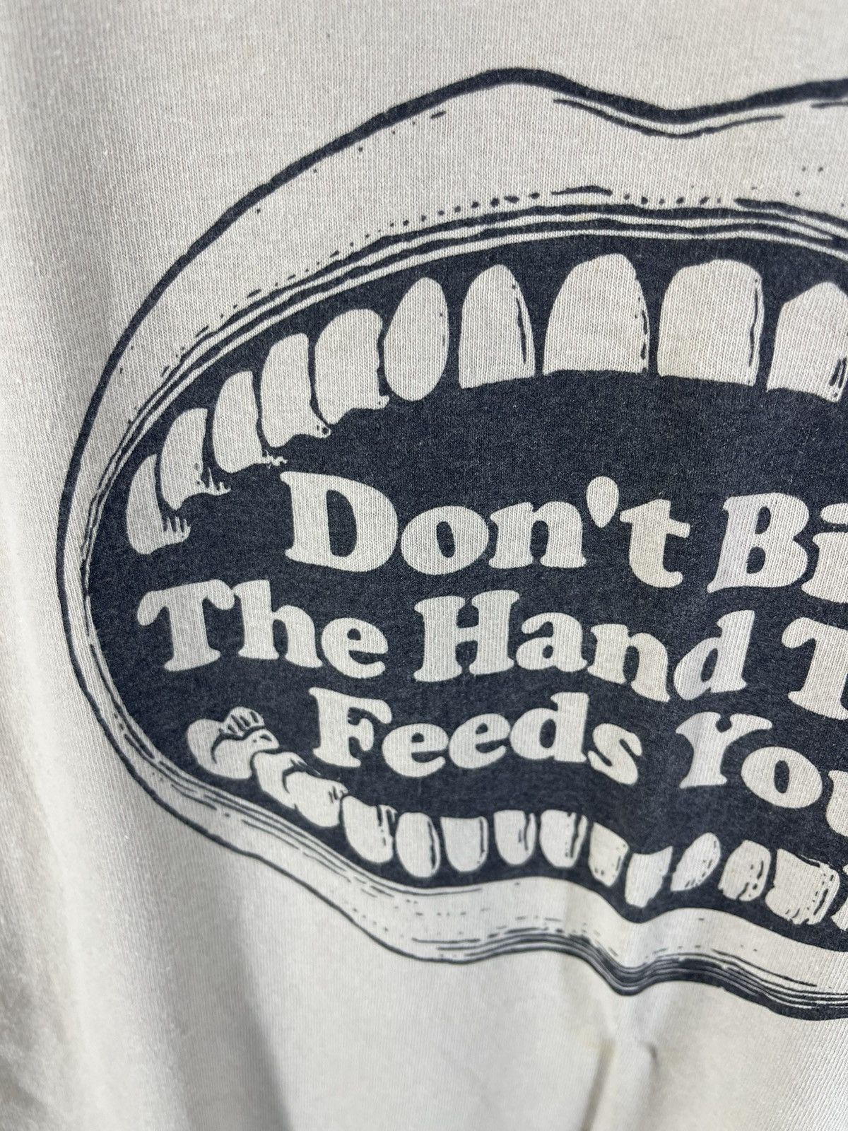 Supreme Supreme Don't Bite The Hand That Feeds You Tee from 2003 Size US L / EU 52-54 / 3 - 3 Thumbnail
