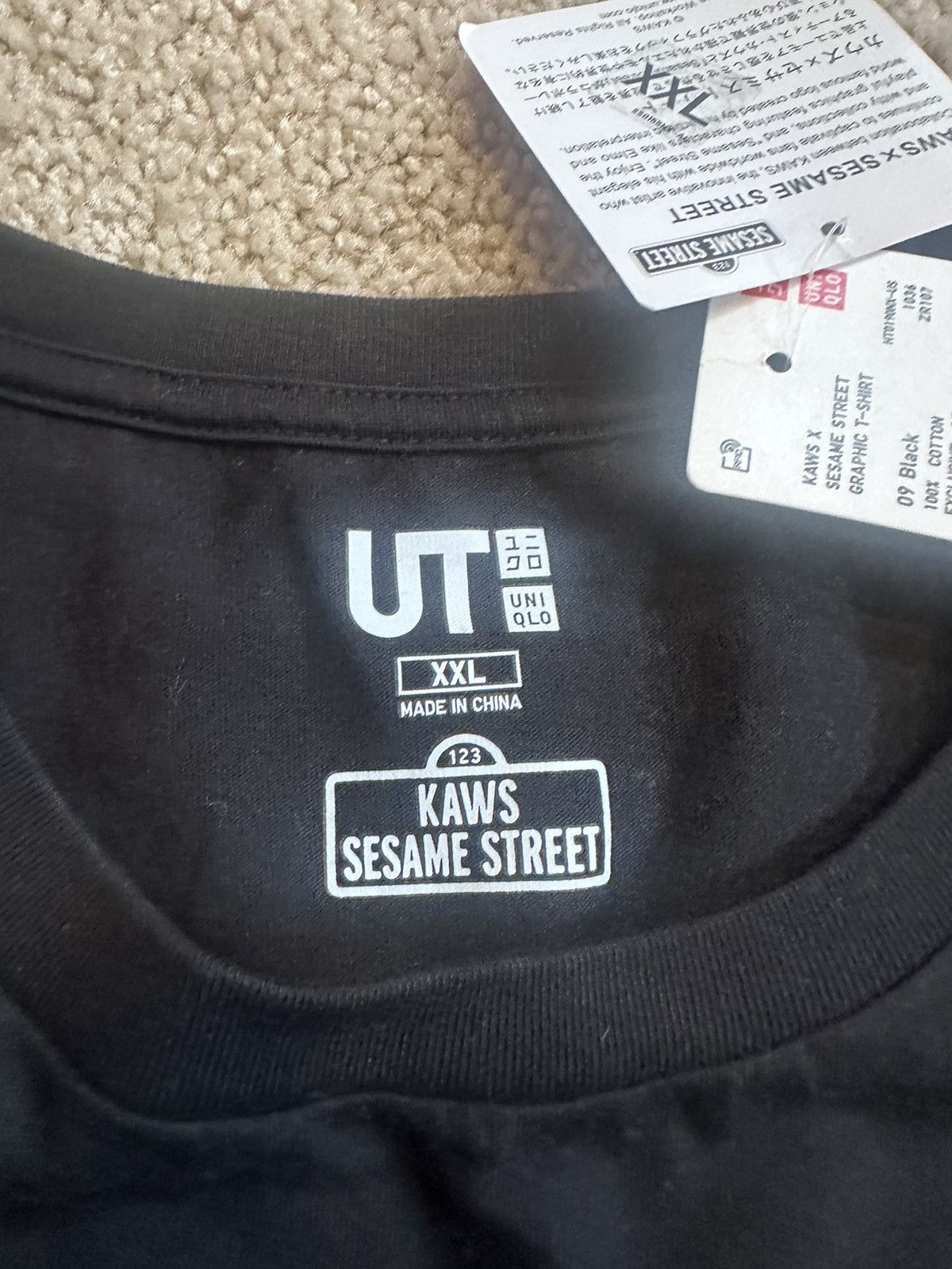 Kaws × Uniqlo Sesame Street x Kaws Shirt Size US XXL / EU 58 / 5 - 2 Thumbnail