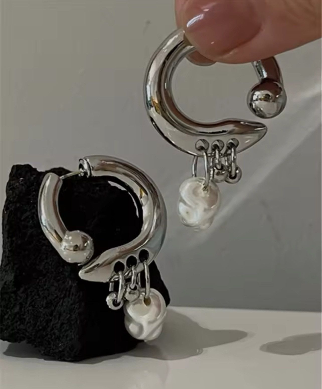 Japanese Brand × Vintage Chic pearl pendant earrings Size ONE SIZE - 3 Thumbnail