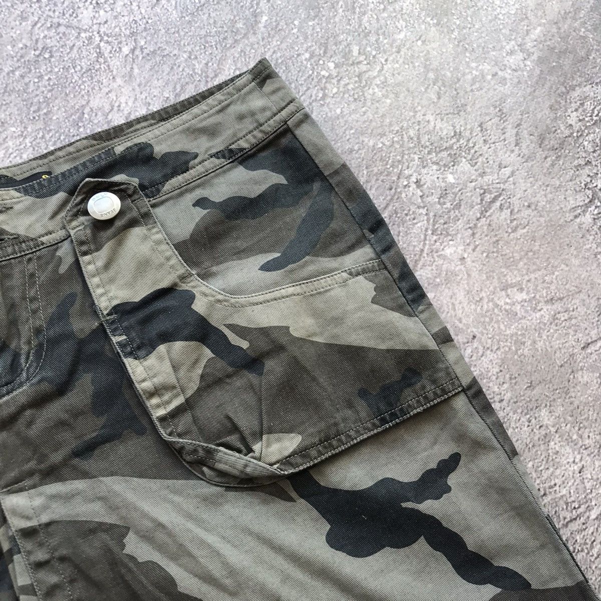 Vintage Vintage Y2K Camo Cargo Shorts Baggy Streetwear Skate Logo 27 Size 27" / US 4 / IT 40 - 3 Thumbnail