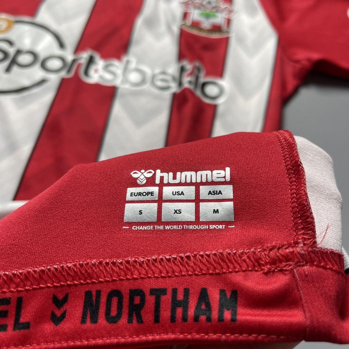 Hummel SOUTHAMPTON 2021/2022 FOOTBALL HOME JERSEY #8 WARD-PROWSE Size US S / EU 44-46 / 1 - 9 Thumbnail