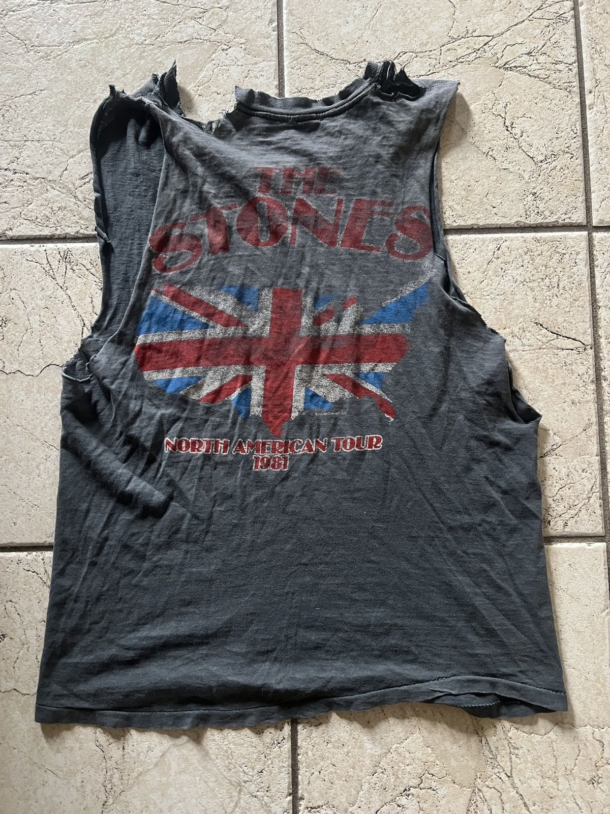 The Rolling Stones × Vintage Vintage Thrashed Faded 1981 Rolling Stones Chopped Tank Top Size US M / EU 48-50 / 2 - 3 Thumbnail
