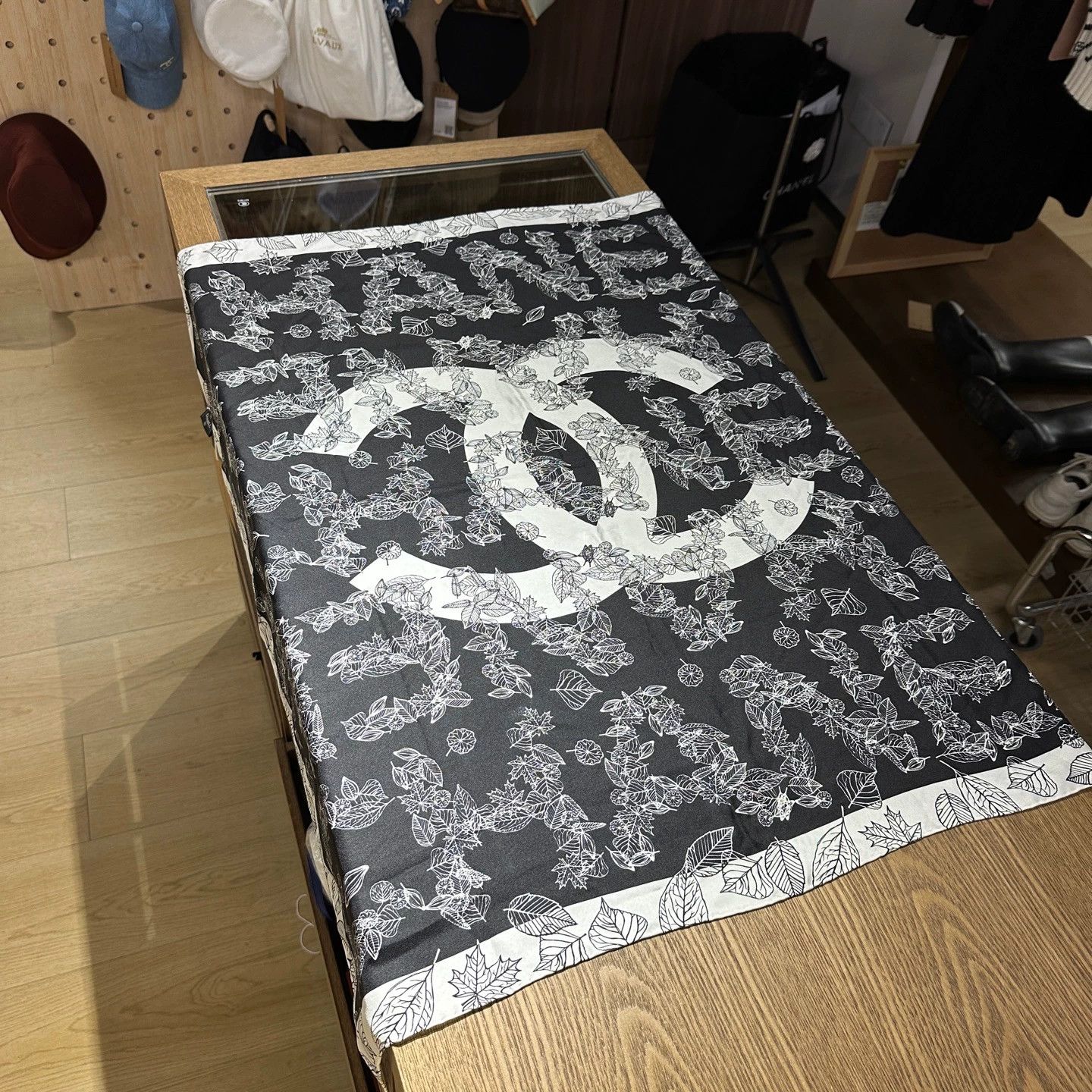 Chanel Chanel all-over leaf logo silk scarf may369 Size ONE SIZE - 1 Thumbnail