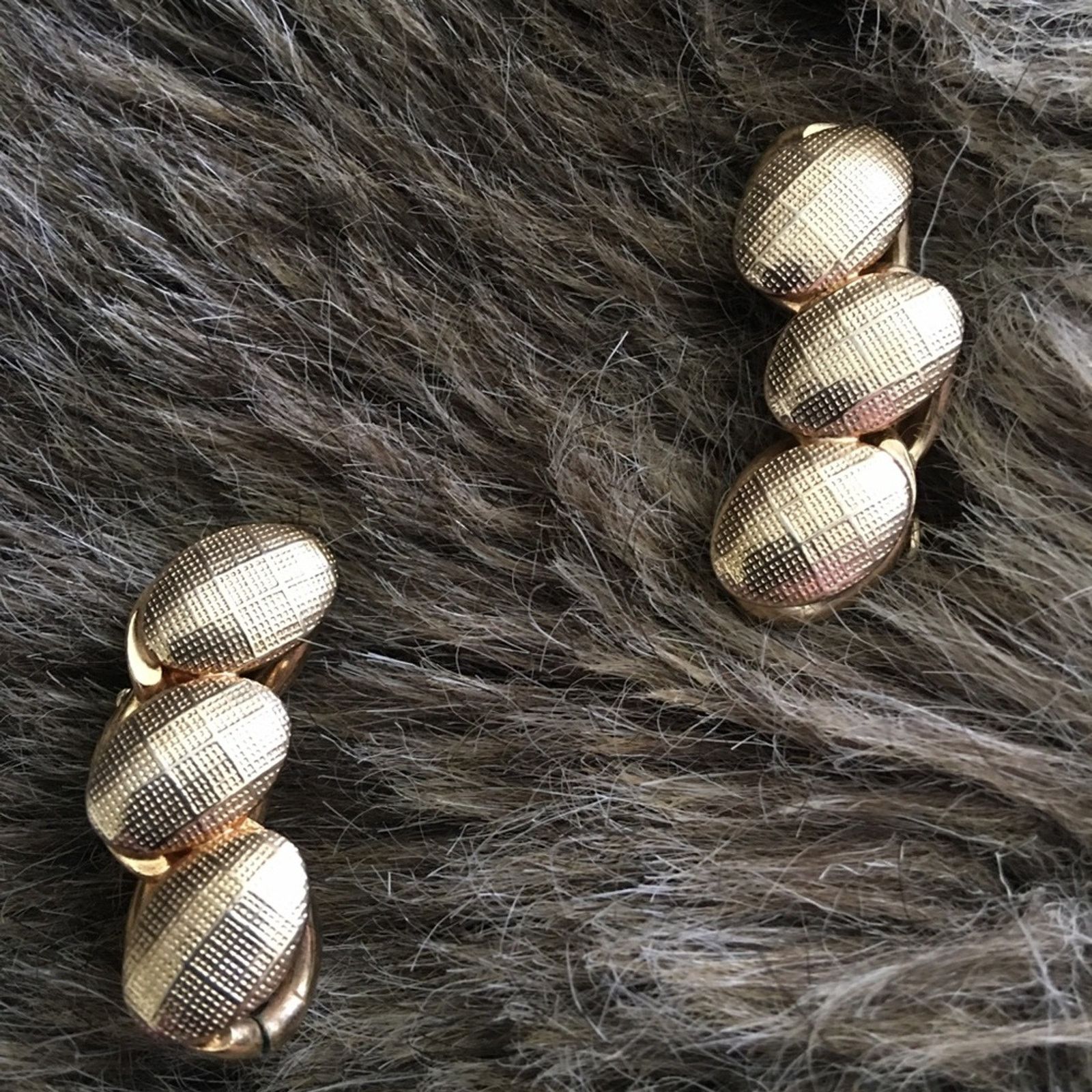 Vintage Vintage 70s textured gold tone clip on earrings Size ONE SIZE - 1 Thumbnail