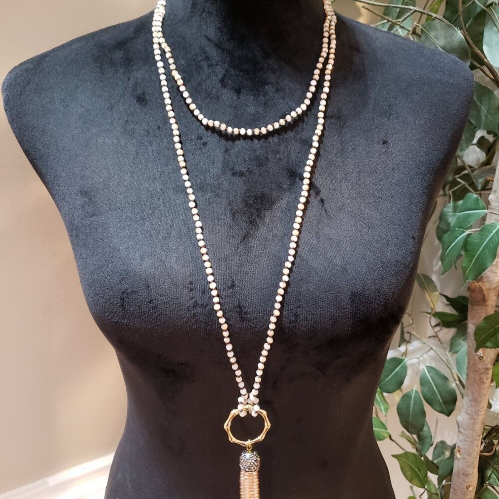 The Unbranded Brand Gold Tone Natural Freshwater Pearl Lariat Tassel Necklace Size ONE SIZE - 1 Thumbnail