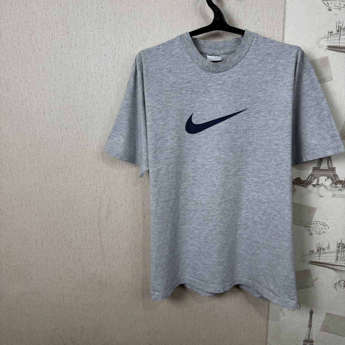 Nike × Vintage Vintage Nike 90s T shirt Centre Logo Gray XL Streetwear Size US XL / EU 56 / 4 - 3 Thumbnail