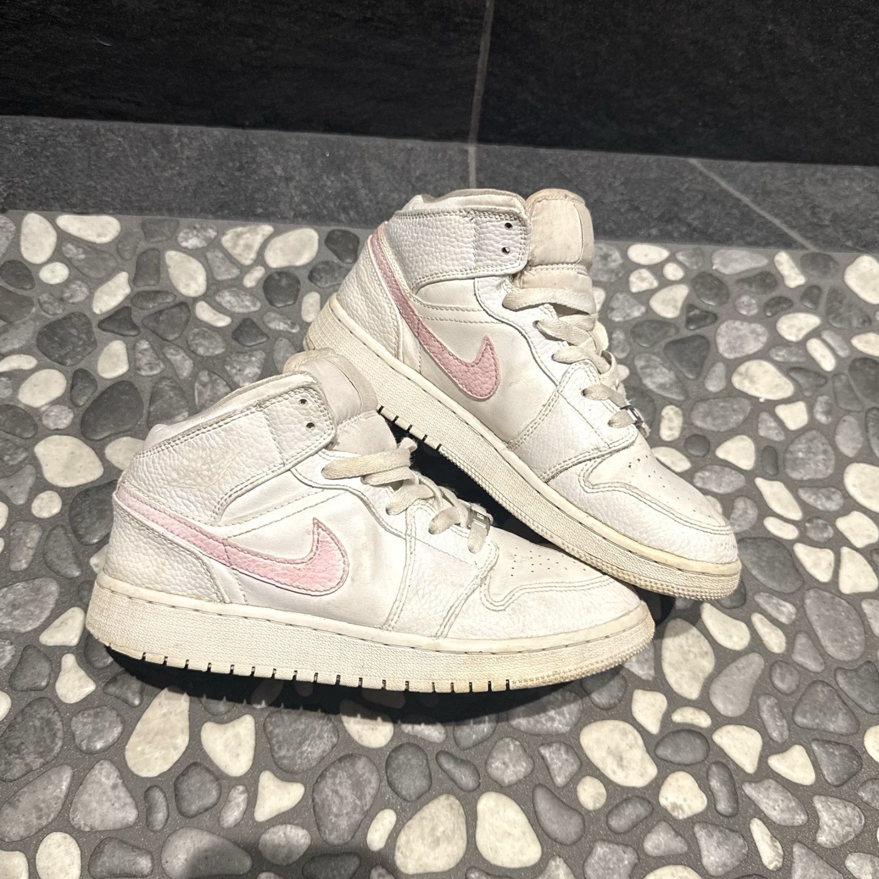 Jordan Brand Nike Air Jordan 1 Mid White Pink Trainers Women Size 5Y 554725-130 Sneaker Leather White Size US 5 / IT 35 - 2 Thumbnail