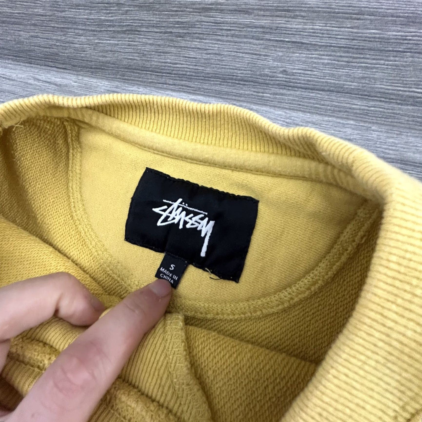 Vintage Stussy Sweatshirt Mens Small Yellow Crewneck Pullover Embroidered Logo Streetwear Cotton Blend Knit Shirt Size US S / EU 44-46 / 1 - 4 Thumbnail