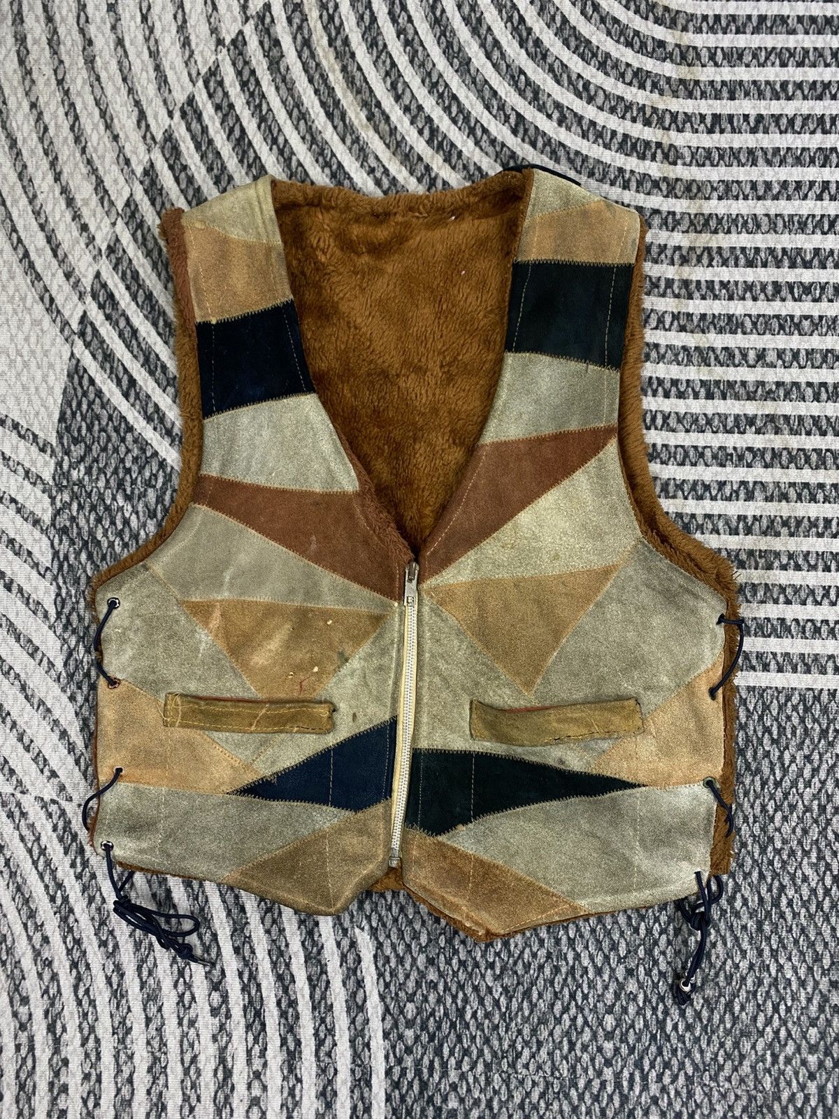 Japanese Brand Vintage Patchwork Suede Sherling Vest Size US S / EU 44-46 / 1 - 1 Thumbnail
