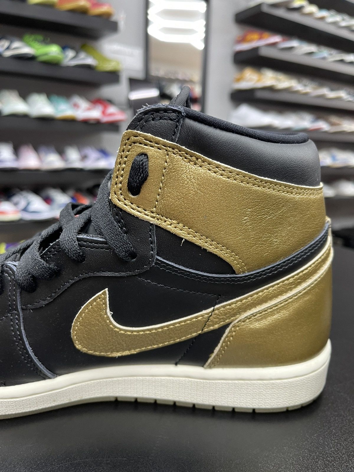 Jordan Brand Size 11 - Jordan 1 High Black Metallic Gold Size US 11 / EU 44 - 6 Thumbnail