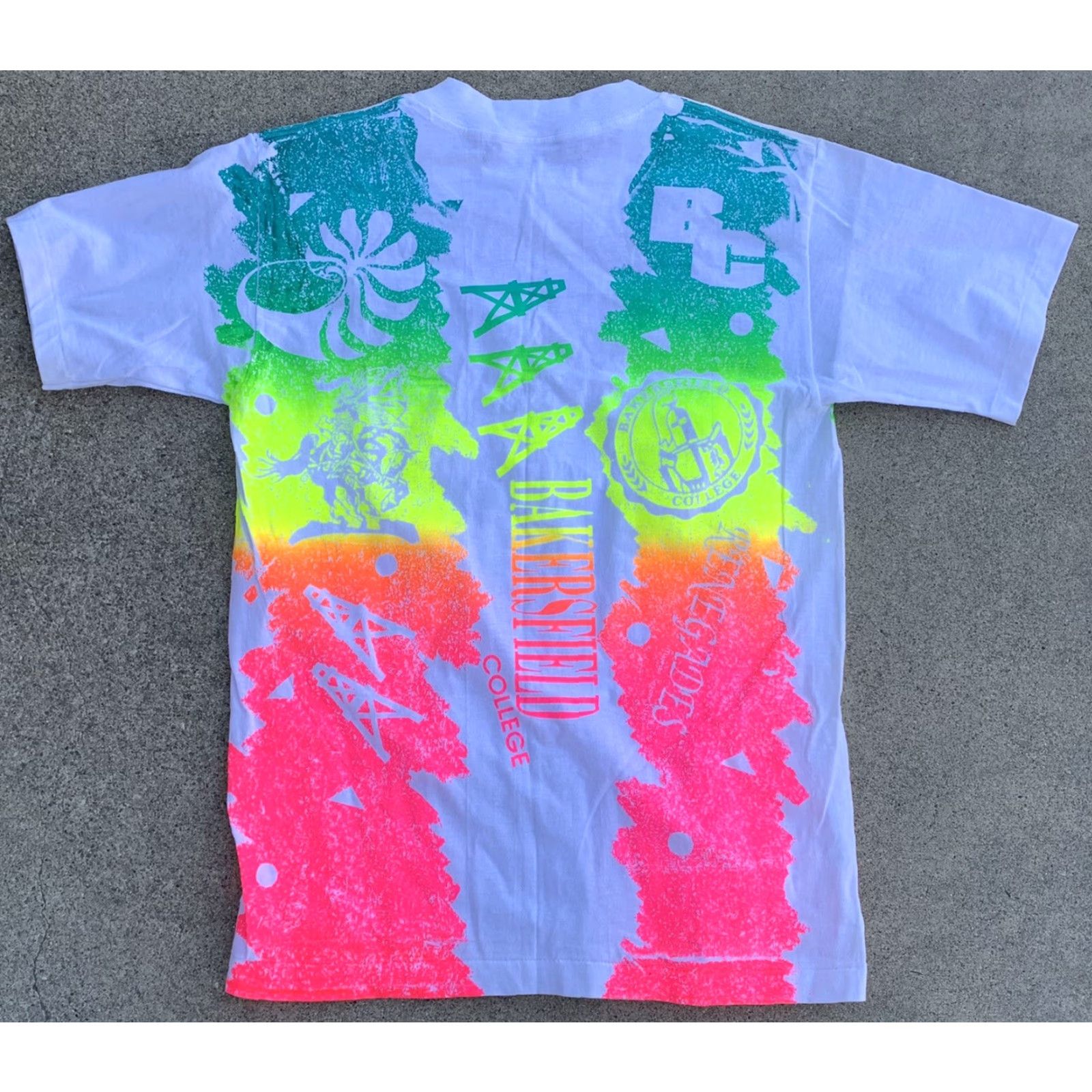 Gloverall VINTAGE Bakersfield College allover print neon graphic t-shirt 80s 90s M AOP Size US M / EU 48-50 / 2 - 3 Thumbnail